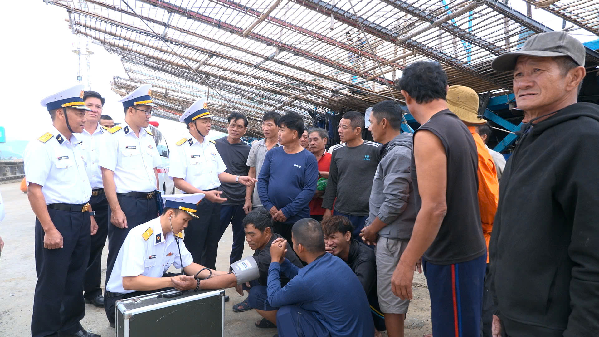 Tổ quân y Vùng 4 Hải quân kiểm tra tình trạng sức khỏe các ngư dân khi cập cảng.