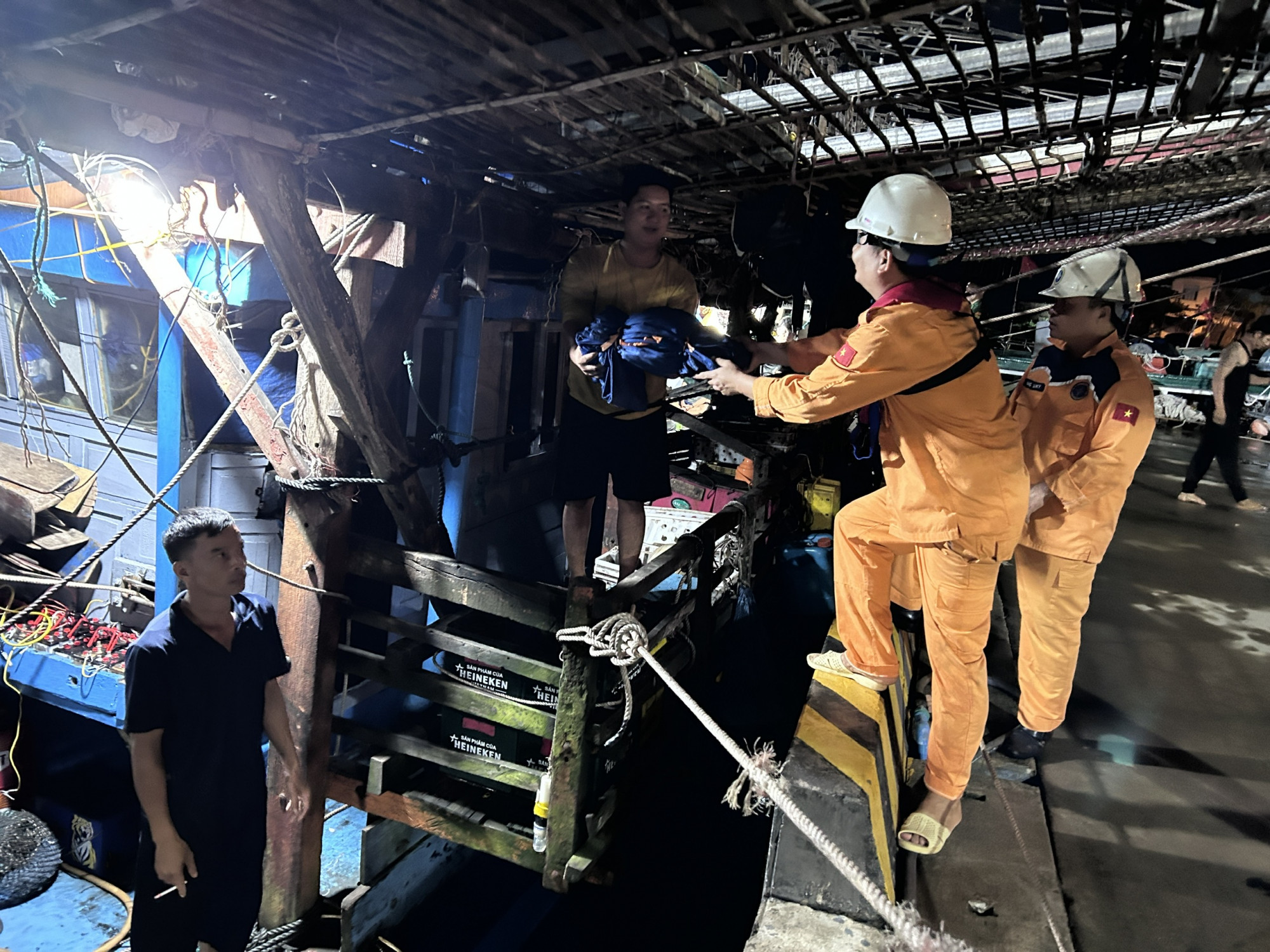 Lực lượng cứu nạn tiếp cận, ứng cứu tàu câu mực cùng 34 ngư dân_Ảnh: VietNam MRCC.