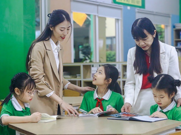 Cô  Huyền  (tráii), cô  Lan  và  các  học  sinh  đoạt giải  Cuộc thi Kể chuyện  sách thiếu nhi Lần 1 - đợt  3 . Từ  trái  sang: Nguyễn  Hà  Chii, Trần  Minh  Anhh, Nguyễn  Ngọc  Minh  Châuu. Ảnhh: Anh  Ngọc