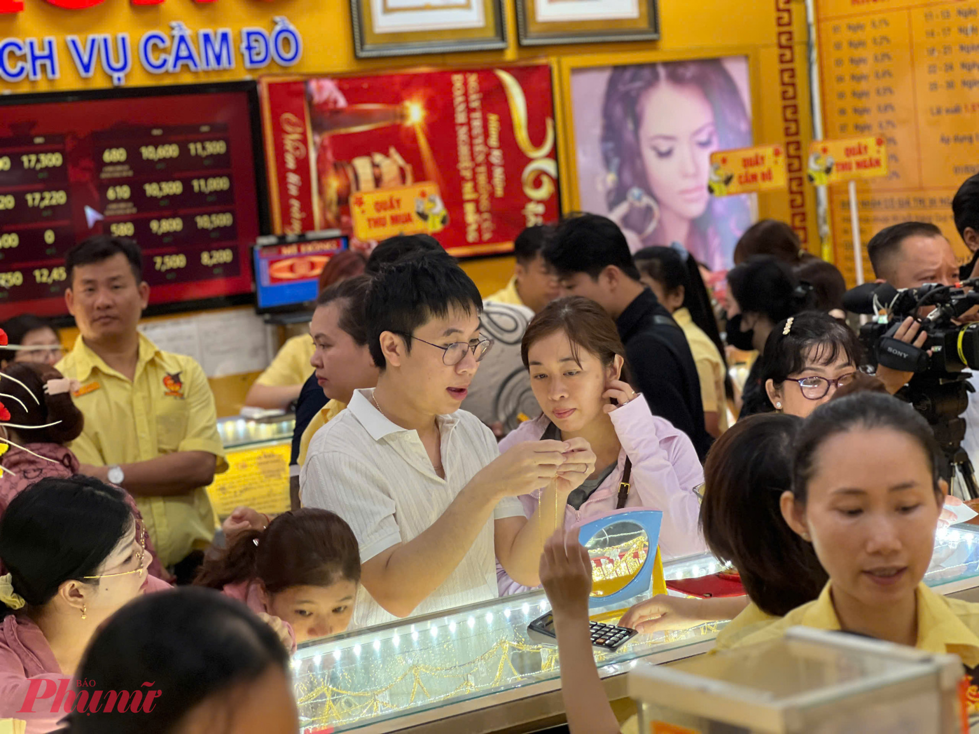 Giá vàng lên 187 triệu đồng/lượng - Ảnh: Quốc Thái