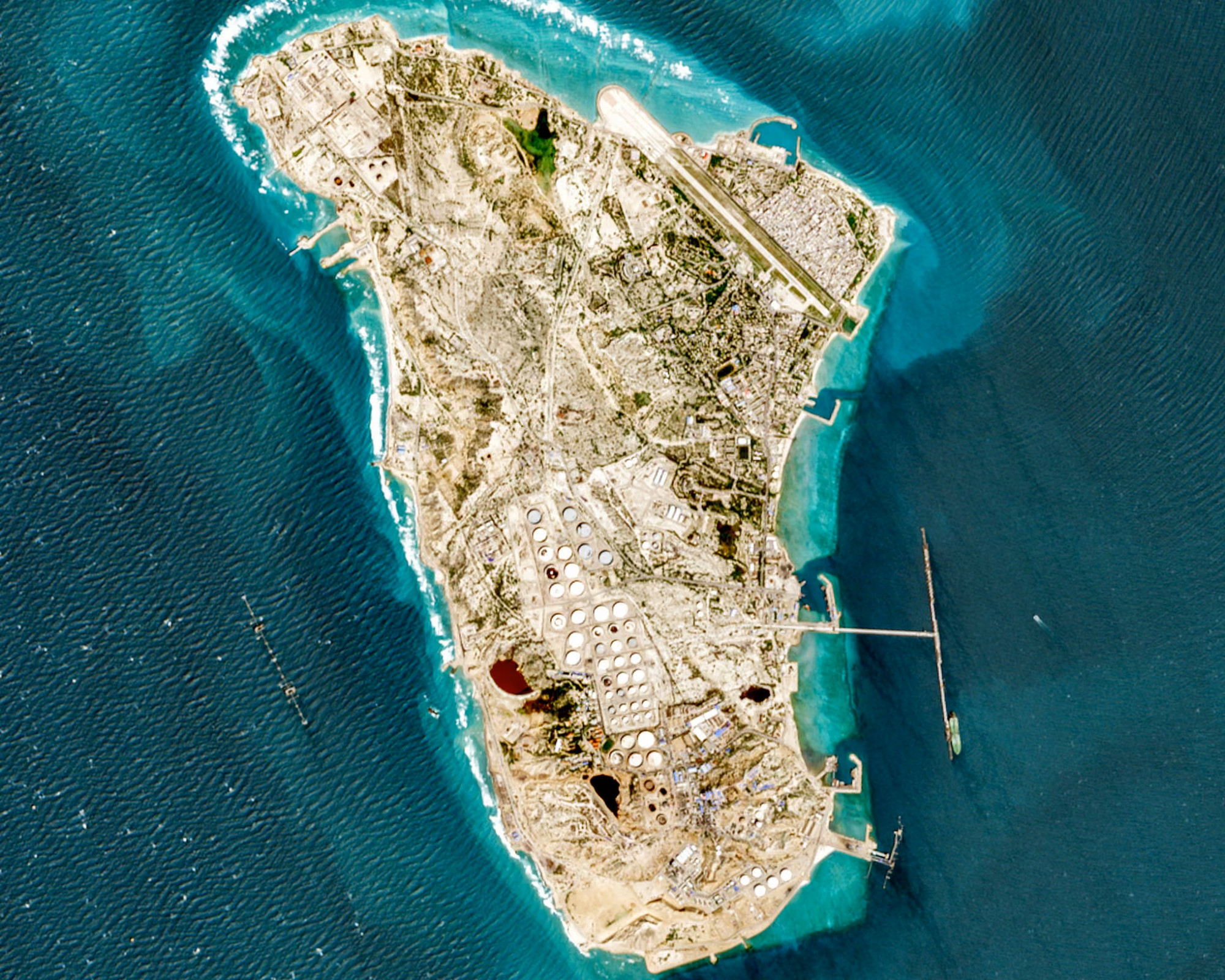 Hình ảnh vệ tinh đảo Kharg của Iran. Các chuyên gia cho rằng việc ném bom hoặc chiếm giữ địa điểm này có thể gây ra sự tăng giá dầu kéo dài - Ảnh: Cơ quan Vũ trụ châu Âu/Getty Images
