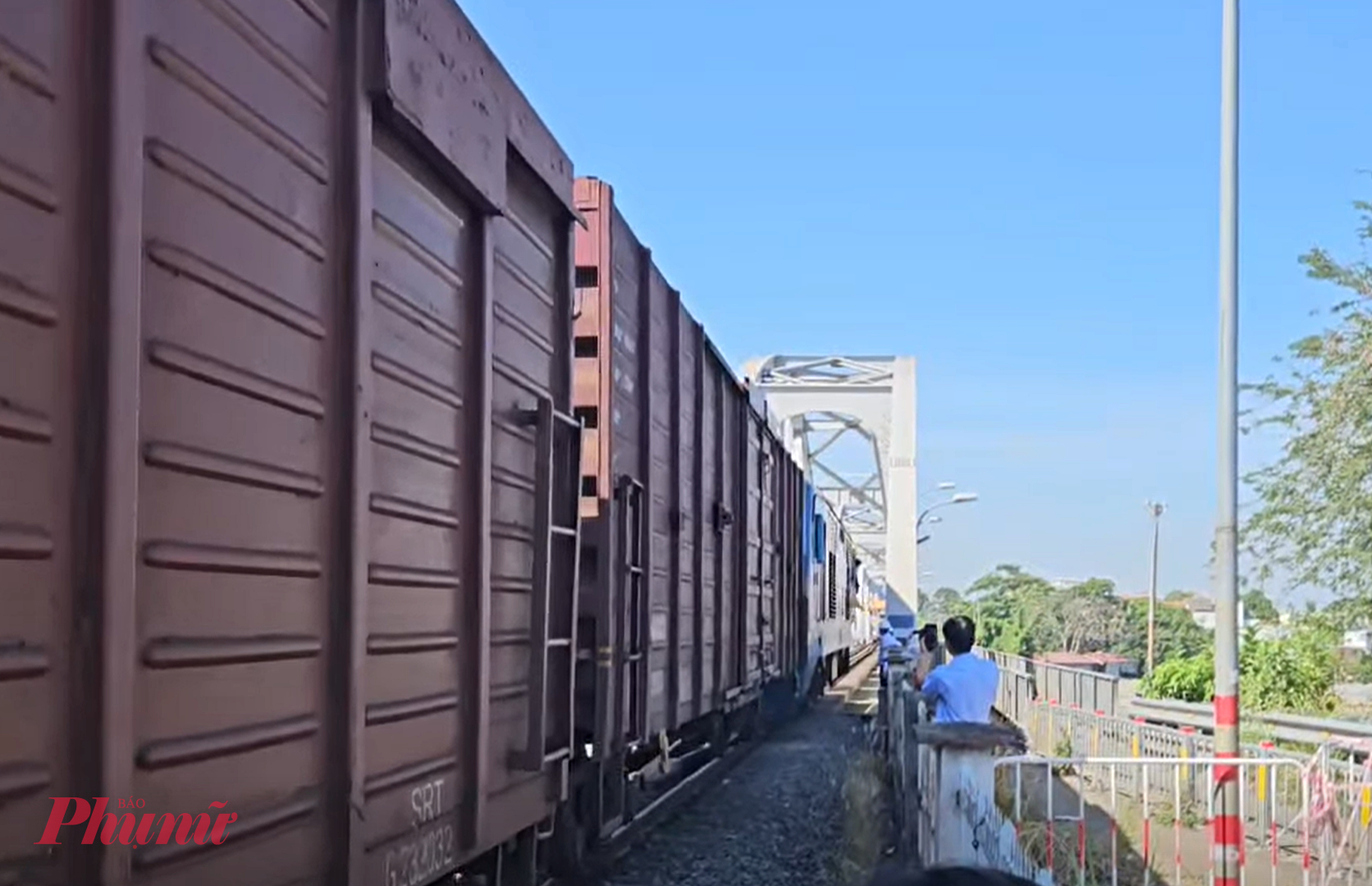 Khoảnh khắc tàu qua cầu cầu Ghềnh sáng 11/3 - Ảnh: ĐS