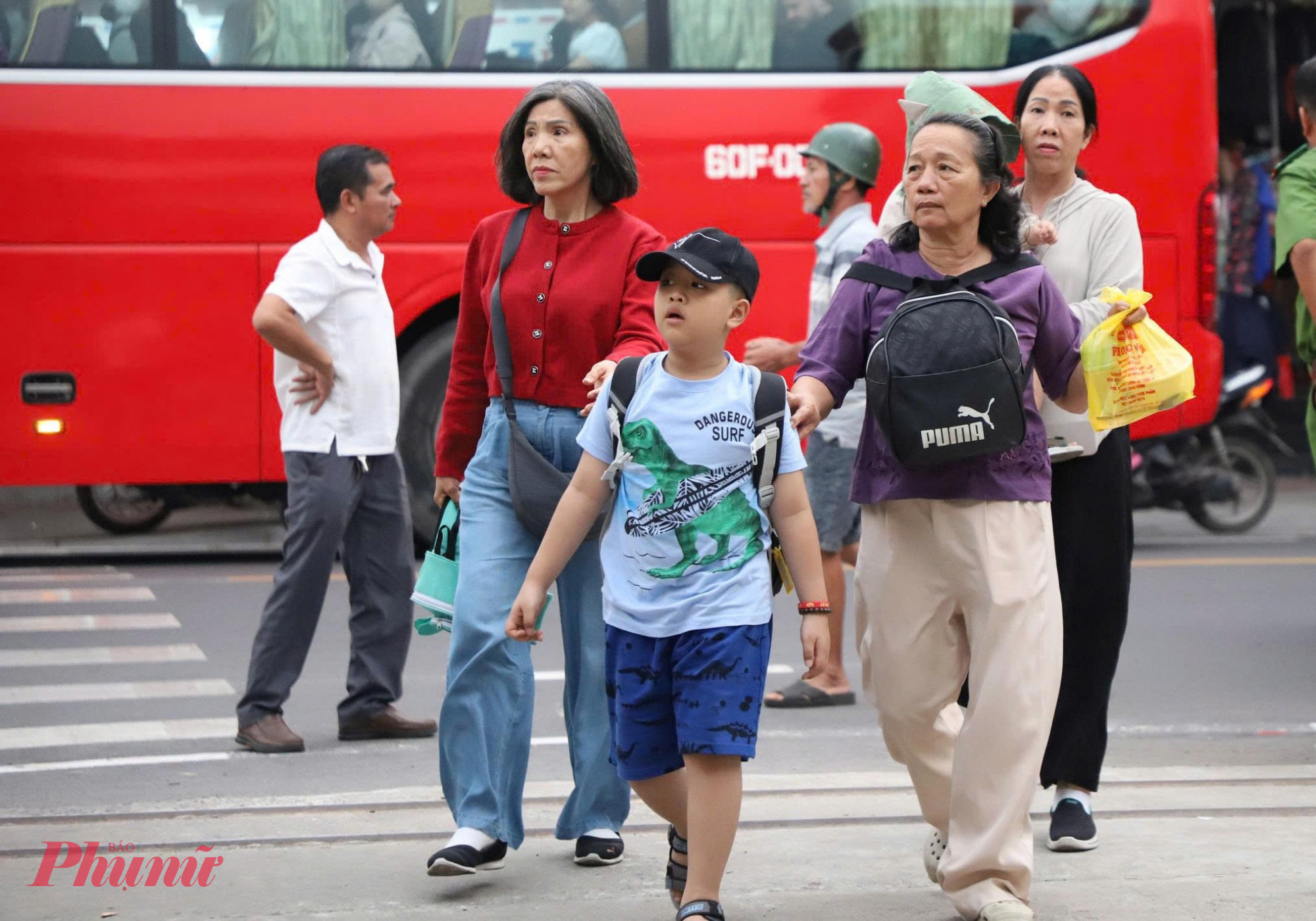 Hành khách đi ô tô từ ga Biên Hòa đến ga Dĩ An - Ảnh: Nguyễn Văn