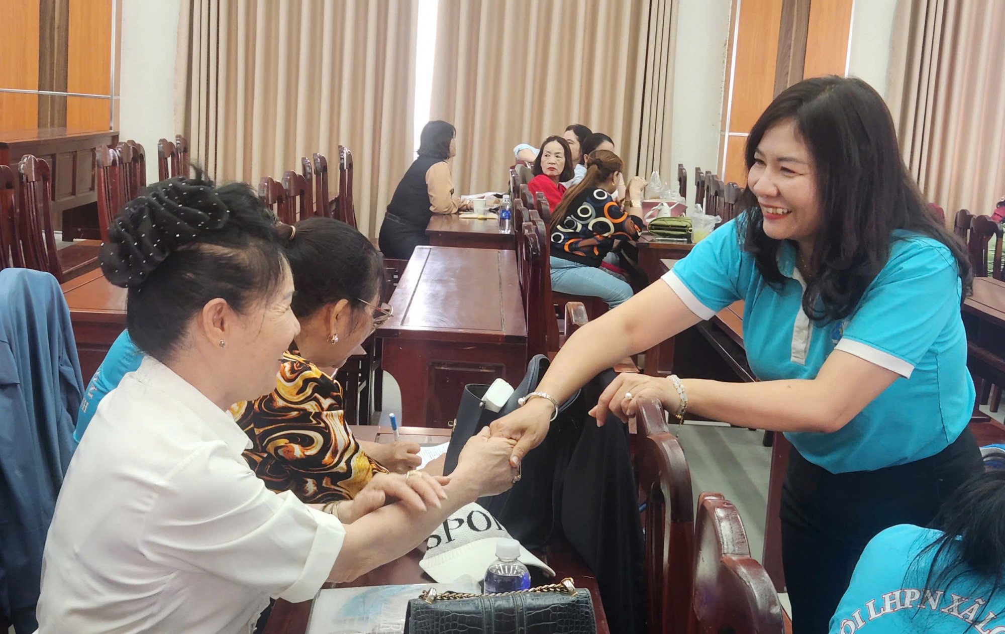 Bà Nguyễn Thị Ngọc Linh - Phó Chủ tịch Hội LHPN TPHCM - gặp mặt, thăm hỏi các chị chi hội phụ nữ tại điểm tổ chức hội nghị tại 