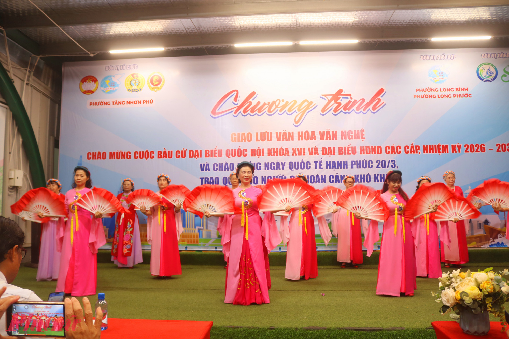 Tiết mục múa dân vũ trên nền nhạc ca khúc Tôi yêu đất nước Việt Nam do câu lạc bộ Ngôi sao xanh, phường Long Bình thể hiện - Ảnh: Mẫn Nhi