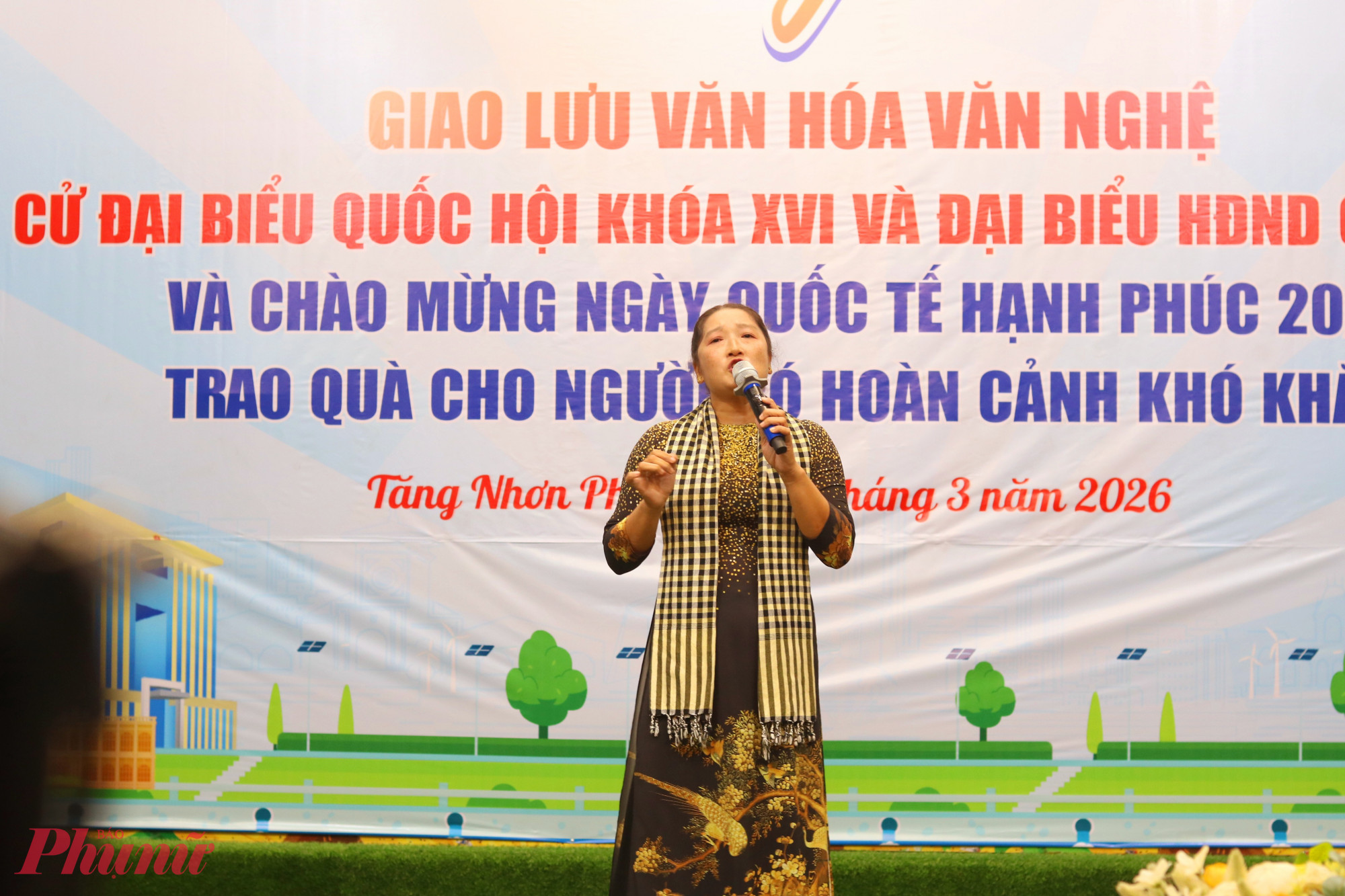 Chị Đào Thị Bích Duyên, hội viên phụ nữ phường Long Phước thể hiện ca khúc Bài ca Đất phương Nam - Ảnh: Mẫn Nhi