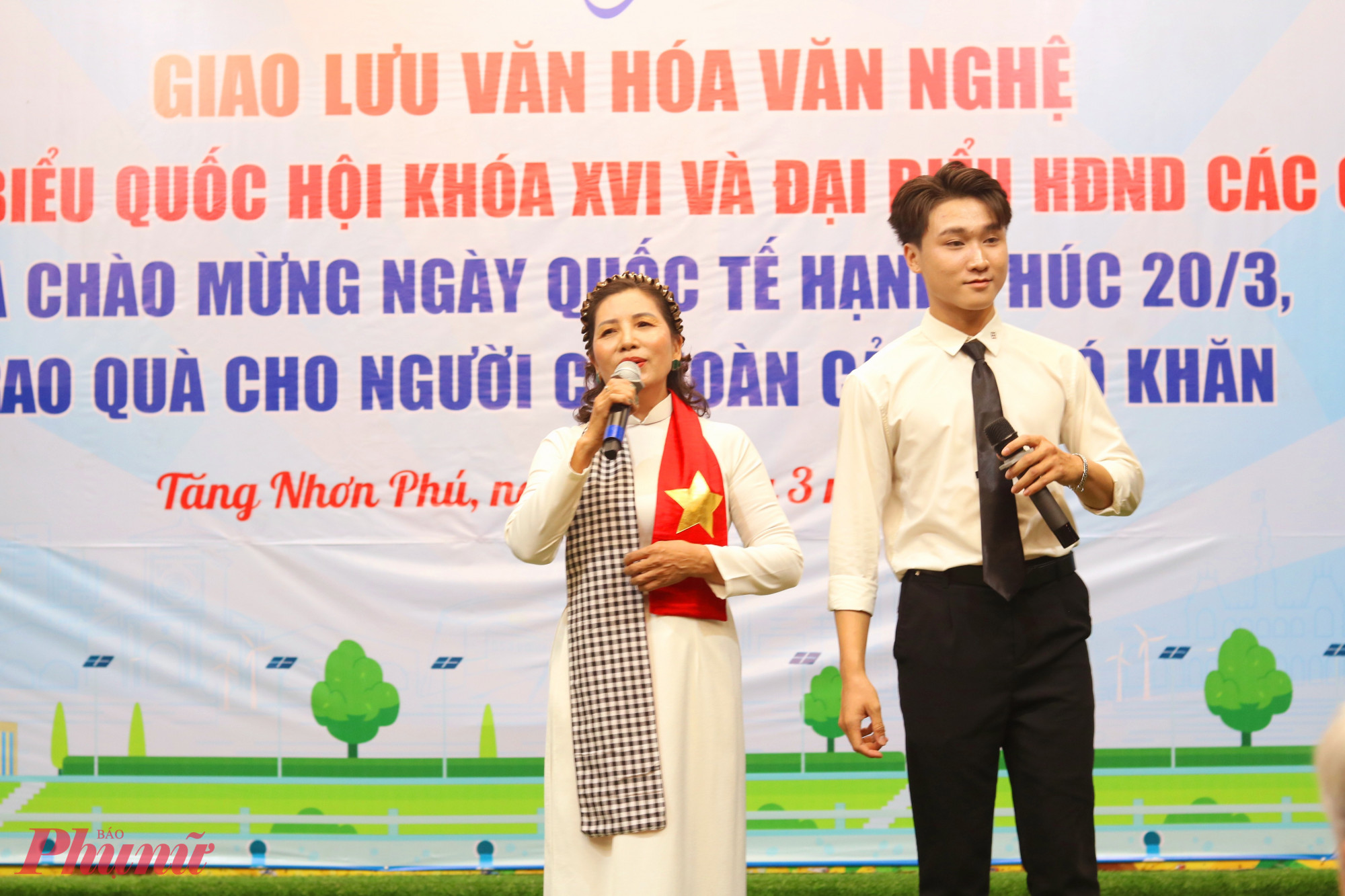 Phần giao lưu văn nghệ có sự tham gia của nhiều câu lạc bộ, đội, nhóm đến từ 3 phường Tăng Nhơn Phú, Long Bình, Long Phước. Trong ảnh là thành viên câu lạc bộ Ca múa nhạc Đồng Xanh, phường Tăng Nhơn Phú thể hiện liên khúc Mẹ yêu con và Còn gì đẹp hơn - Ảnh: Mẫn Nhi