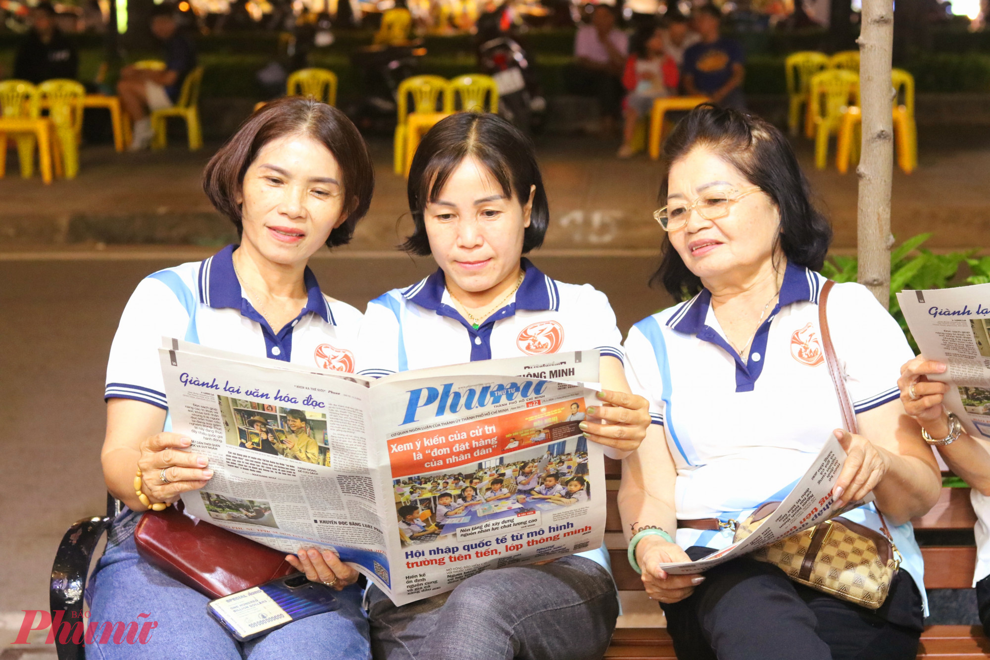 Trước khi chương trình bắt đầu, Hội LHPN phường Tăng Nhơn Phú tặng Báo Phụ nữ TPHCM, số báo phát hành ngày 11/3 để mọi người cùng đọc một số thông tin về cuộc bầu cử đại biểu Quốc hội khoá XVI và đại biểu HĐND các cấp nhiệm kỳ 2026 – 20031 - Ảnh: Mẫn Nhi