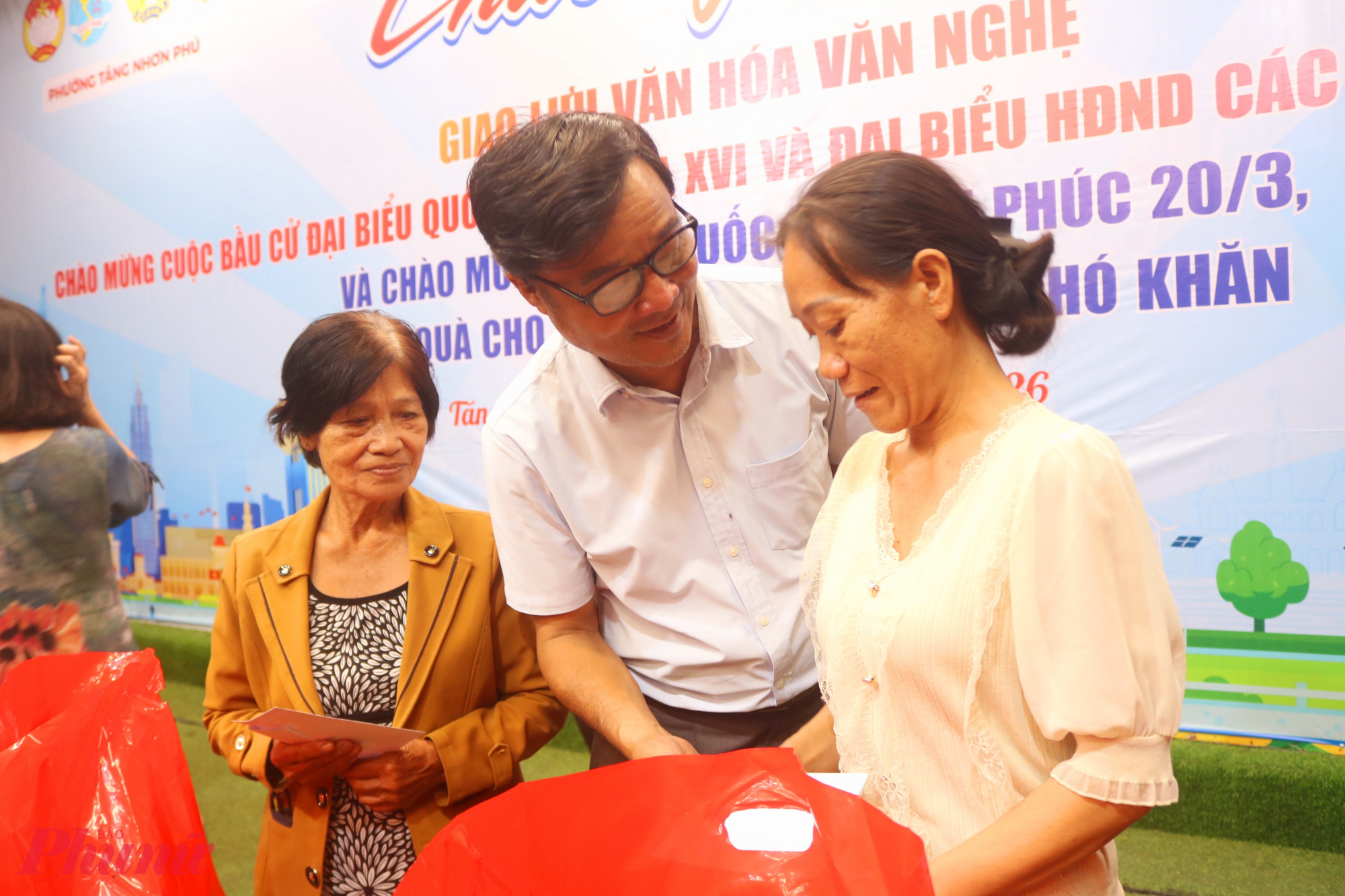 Ông Lương Văn Nhiền – Phó bí thư thường trực Đảng ủy phường Long Bình – trao quà và động viên các chị tiếp tục cố gắng vượt qua khó khăn - Ảnh: Mẫn Nhi