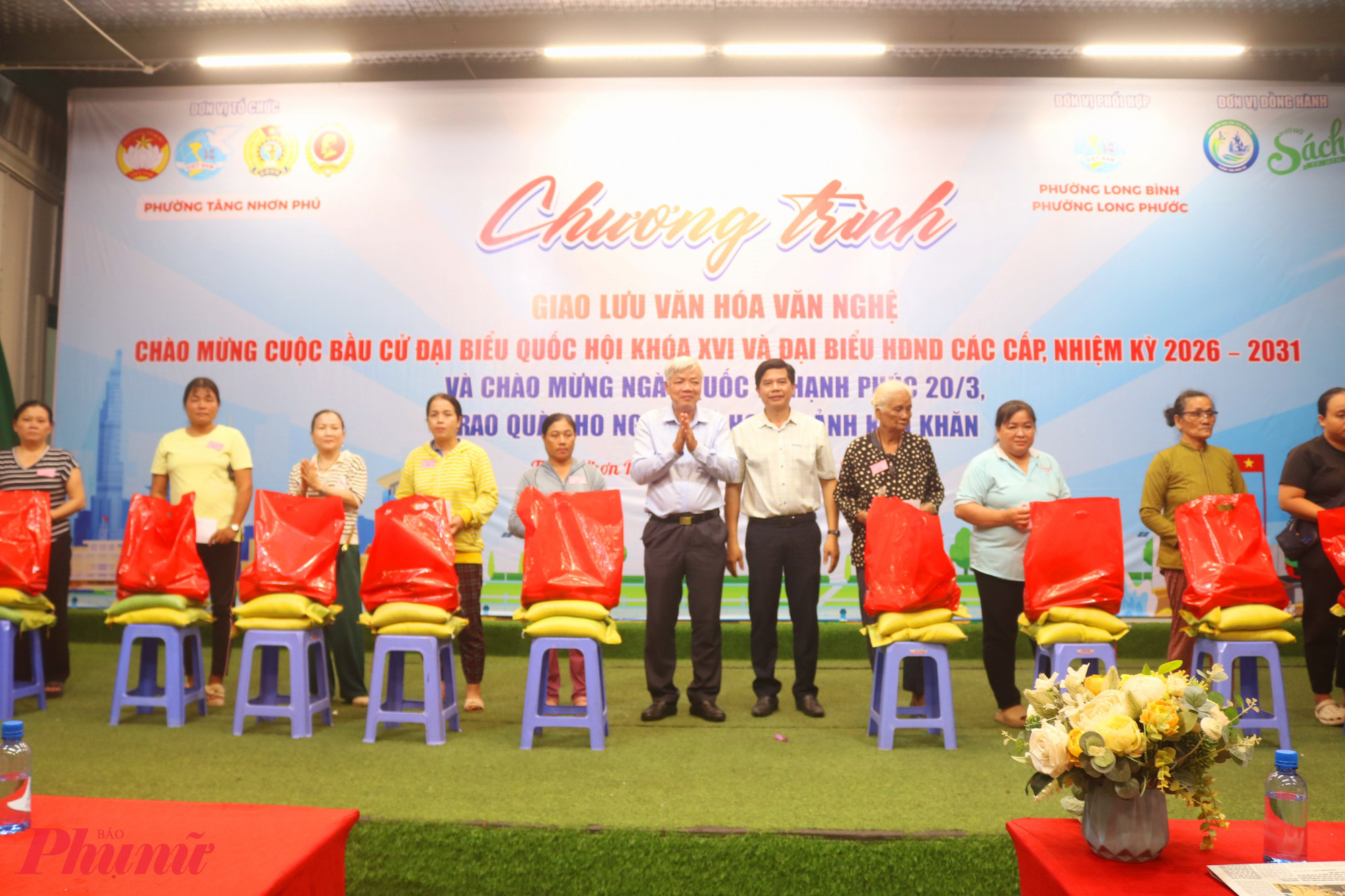 Phần quà nghĩa tình được ban tổ chức trao đến hội viên phụ nữ có hoàn cảnh khó khăn - Ảnh: Mẫn Nhi 