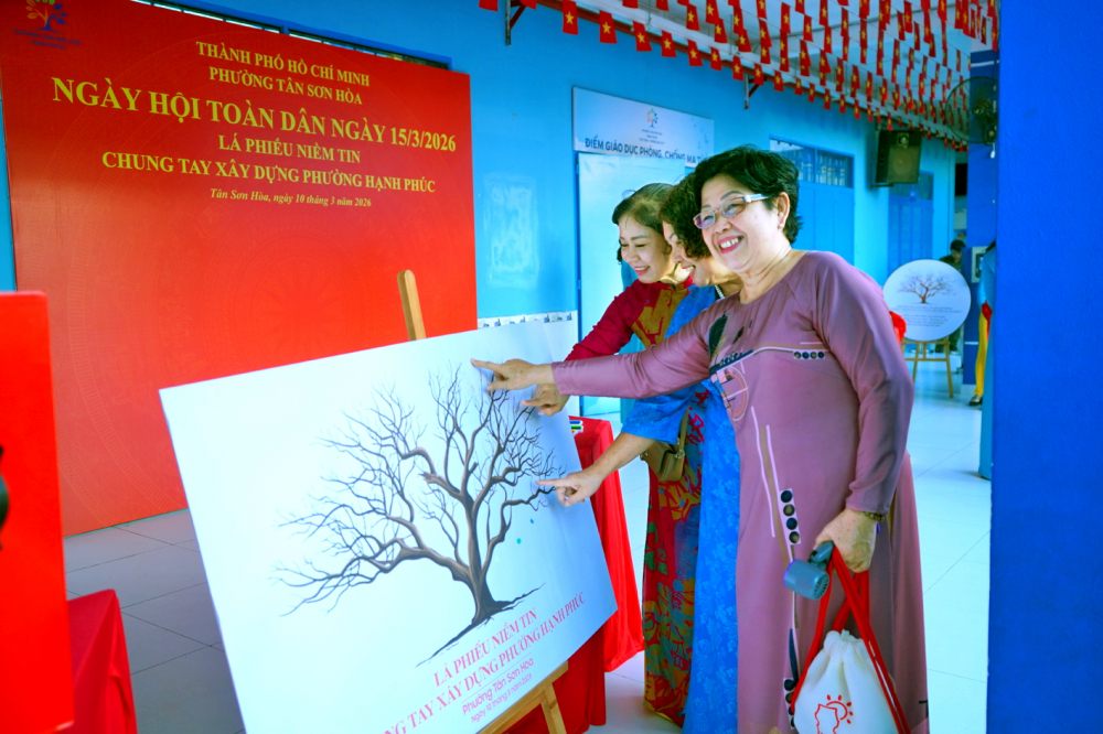 Người dân phường Tân Sơn Hòa tham gia ngày hội “Lá phiếu niềm tin - Chung tay xây dựng phường hạnh phúc”