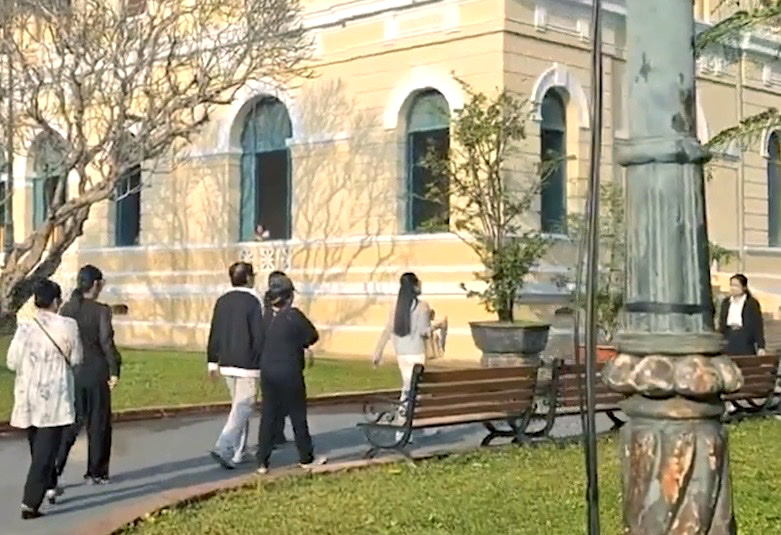 Chia thừa kế - phép thử của tình thân Những người thân của một nghệ sĩ nổi tiếng đã qua đời đến Tòa án nhân dân TPHCM để giải quyết tranh chấp di sản thừa kế (phiên sơ thẩm vào năm 2025) - Ảnh: Cúc Phương