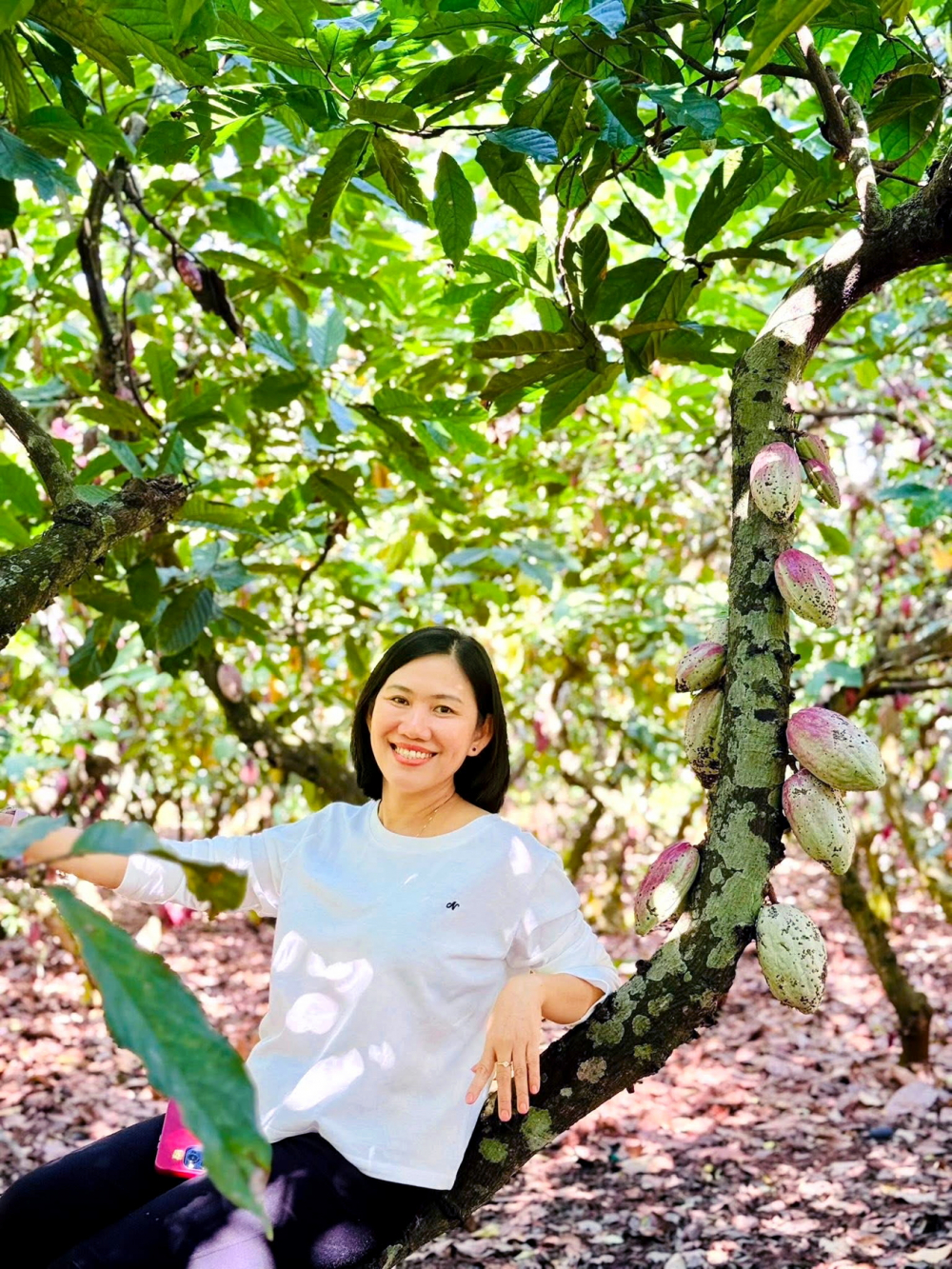 Chị Nguyễn Thị Thu - Giám đốc Công ty TNHH OCA Việt Nhật - bên vườn ca cao