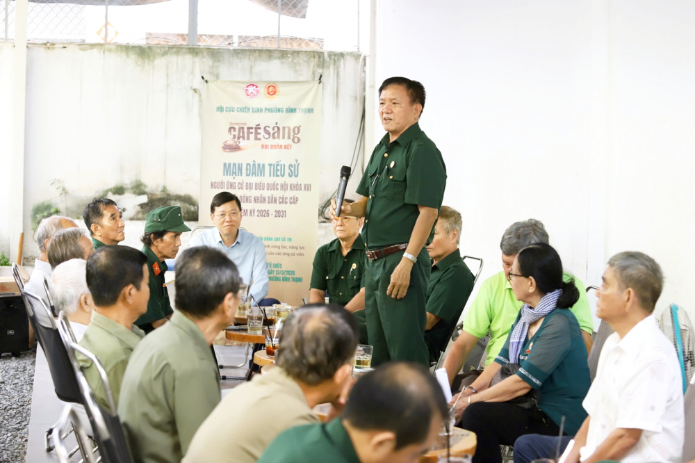 Cử tri phường Bình Thạnh trao đổi, tìm hiểu về tiểu sử và chương trình hành động của các ứng cử viên thông qua chương trình “Cà phê sáng đại đoàn kết” do Hội Cựu chiến binh phường tổ chức 