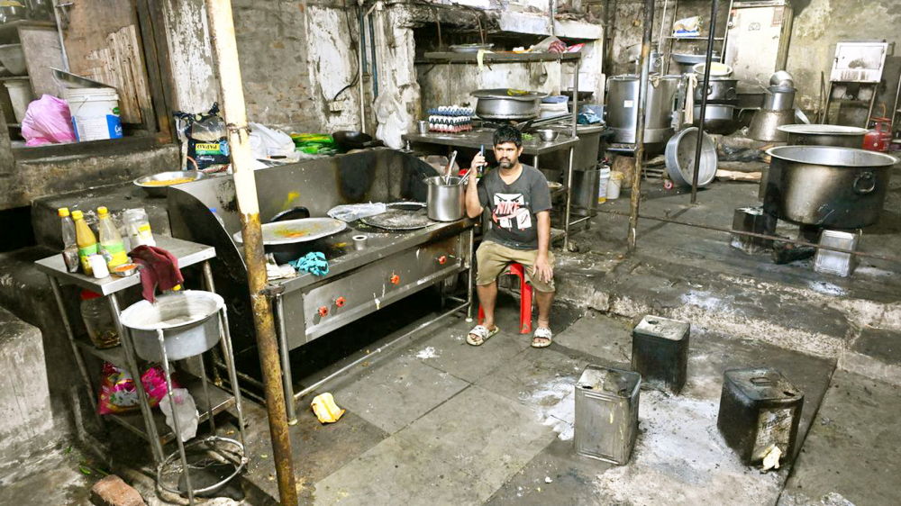 Căn bếp của một nhà hàng tại đường Beach Road, TP Visakhapatnam, Ấn Độ phải tạm nghỉ vì không còn nguồn cung cấp gas - ẢNH: V. RAJU (The Hindu)