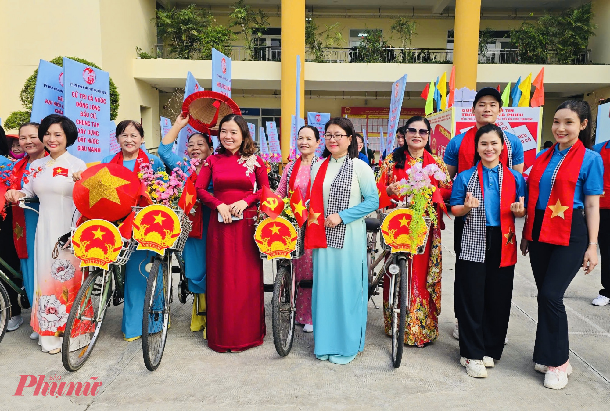 các đại biểu cùng cán bộ, hội viên phụ nữ địa phương cũng tham gia chương trình diễu hành xe hoa tuyên truyền về cuộc bầu cử đại biểu Quốc hội khóa XVI và đại biểu HĐND các cấp nhiệm kỳ 2026 – 2031