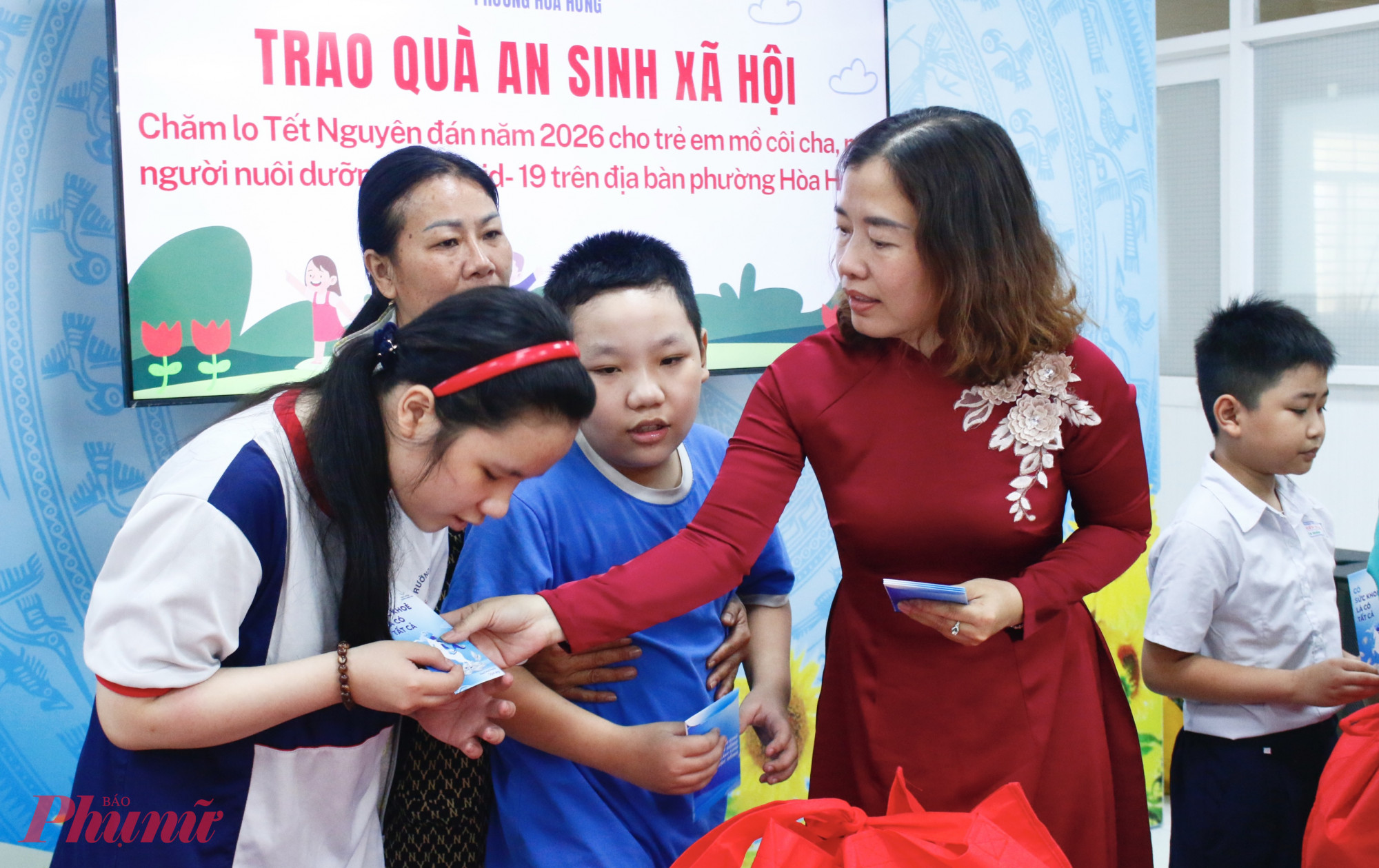 Bà Ngô Thị Quế Băng – Phó chủ tịch Uỷ ban MTTQ Việt Nam phường, Chủ tịch Hội LHPN phường Hoà Hưng trao quà đến các trẻ mồ coi do dịch COVID-19