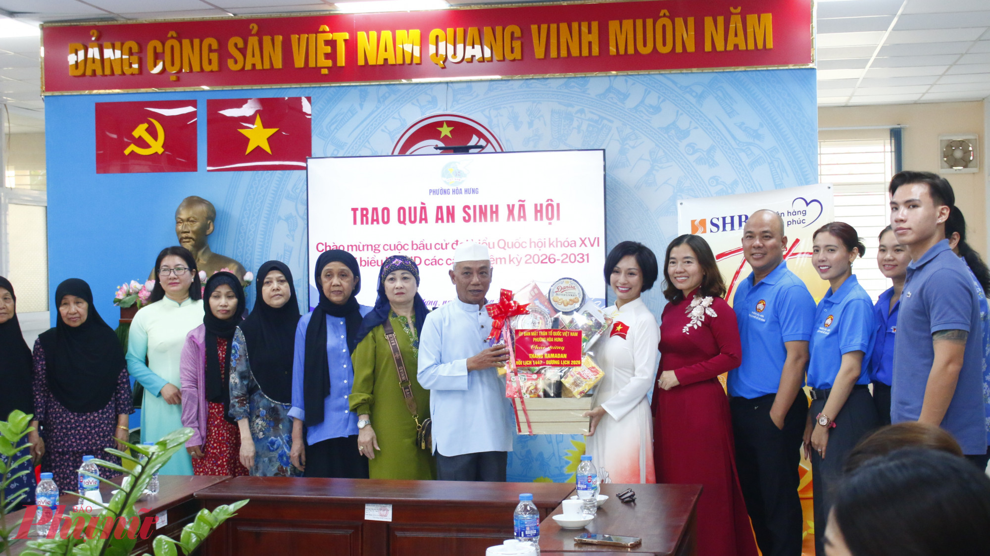Đại diện Uỷ ban MTTQ Việt Nam phường Hoà Hưng thăm hỏi, chúc mừng đồng bào Hồi giáo nhân tháng chay Ramadan.
