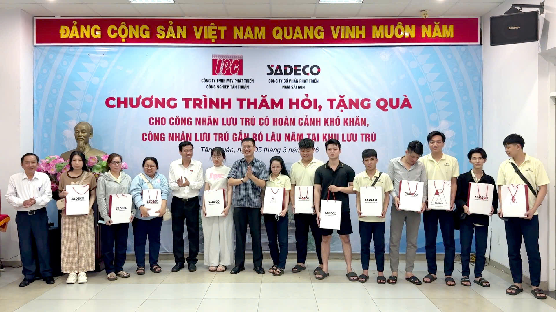 Ông Trần Anh Tuấn (thứ 5 từ trái qua) thăm hỏi và động viên công nhân