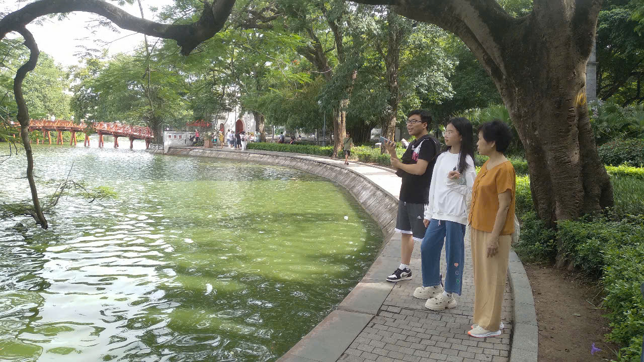 Hồ Hoàn Kiếm được coi là “trái tim” của Hà Nội - Ảnh: Xuân Bình