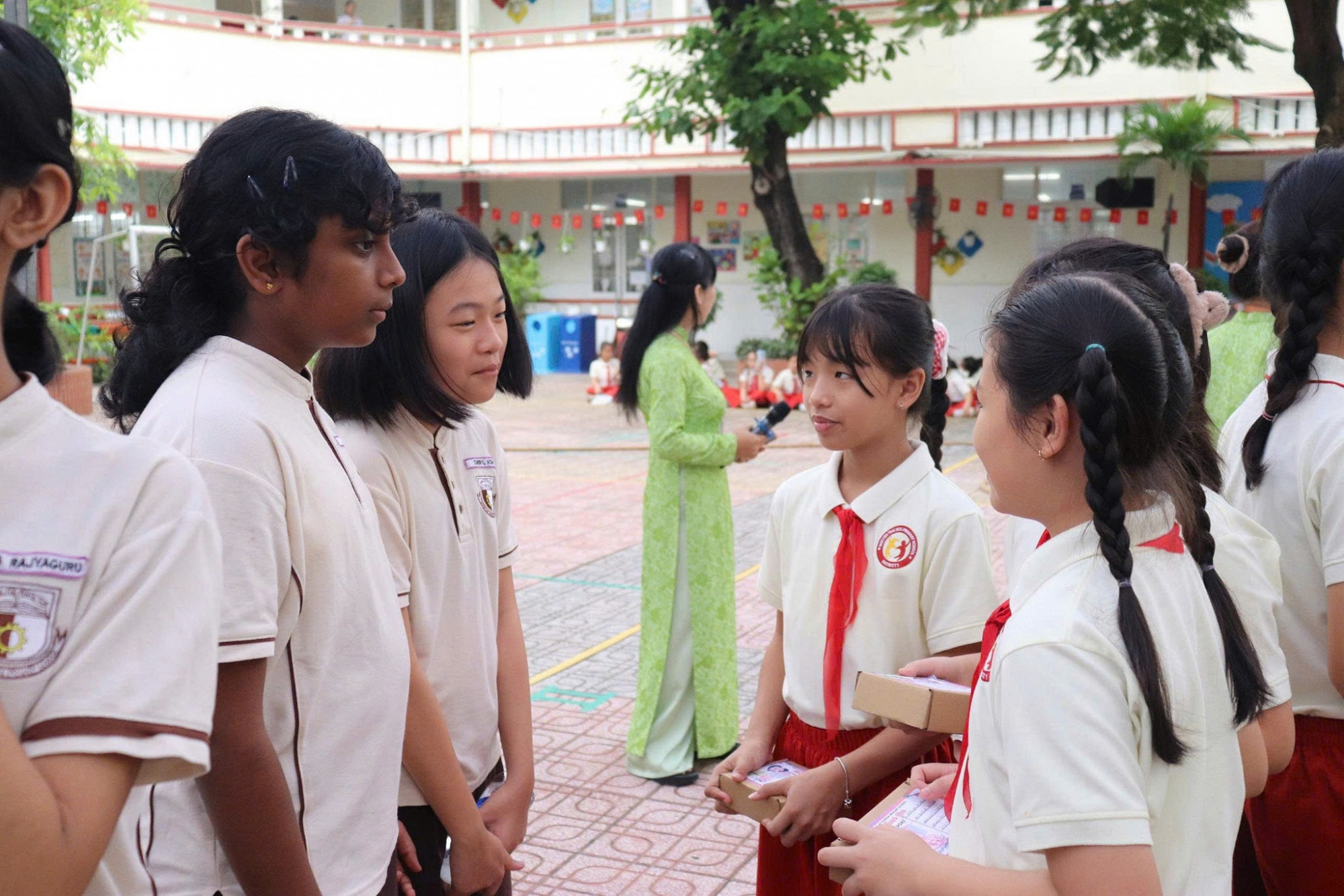 Trường Tiểu học Nguyễn Thái Học đã đón đoàn giáo viên và học sinh Trường Tiểu học Boon Lay Garden (Singapore) 