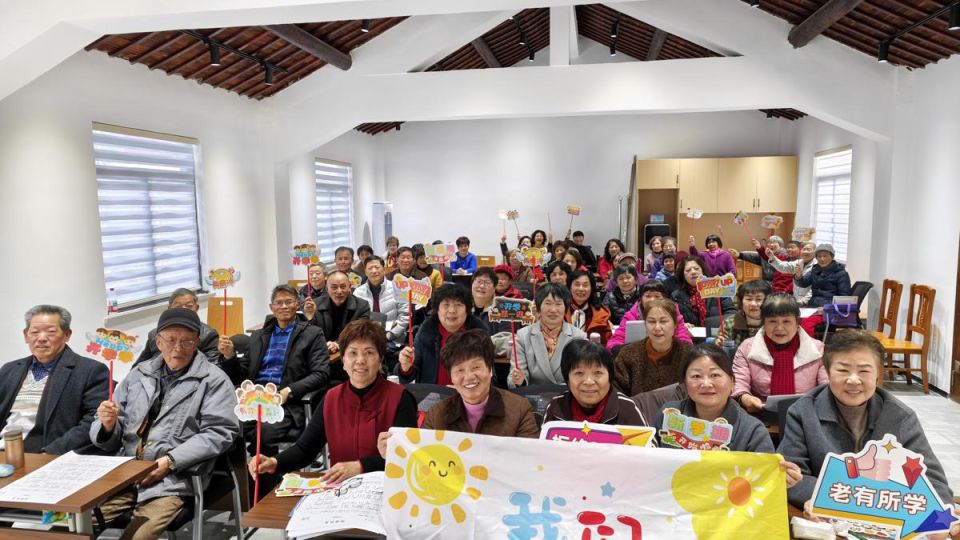 Trường Đại học dành cho Người cao tuổi Thượng Hải vừa khai giảng học kỳ mùa xuân 2026 - Ảnh: China Daily