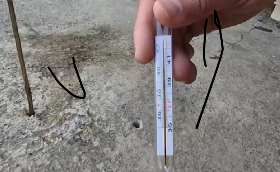 Nền vỉa hè nóng bất thường ở Ứng Hòa, Hà Nội (Ảnh: Cắt từ clip VTV).