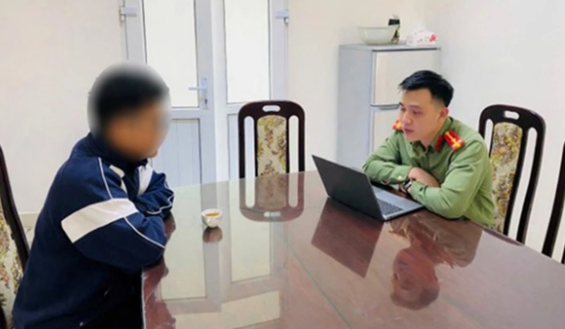 Cơ quan Công an làm việc với trường hợp vi phạm. Ảnh: Công an cung cấp