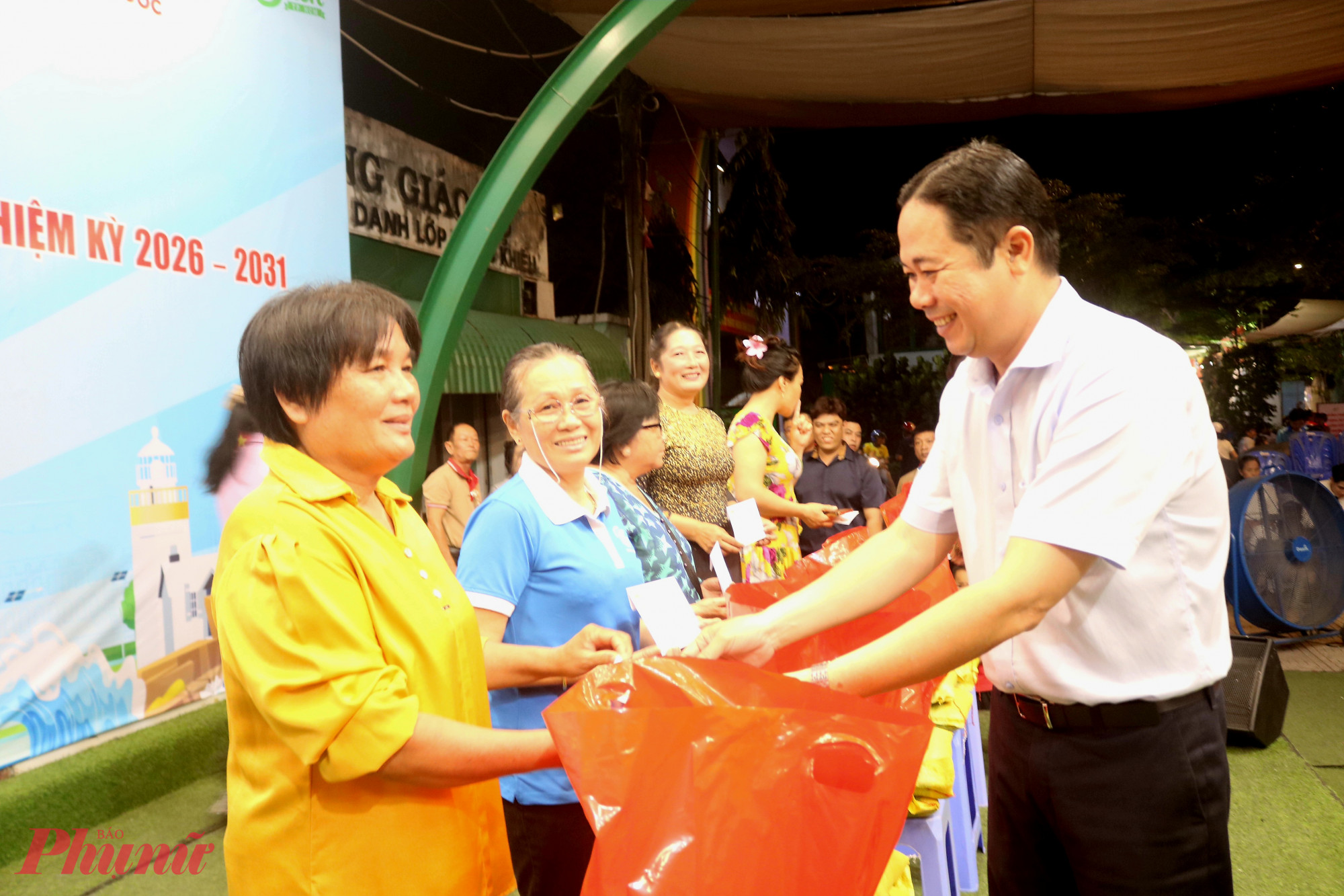 Ông Trương Tấn Kiệt – Phó bí thư thường trực Đảng ủy phường Tăng Nhơn Phú – trao quà cho hội viên phụ nữ có hoàn cảnh khó khăn - Ảnh: Mẫn Nhi 