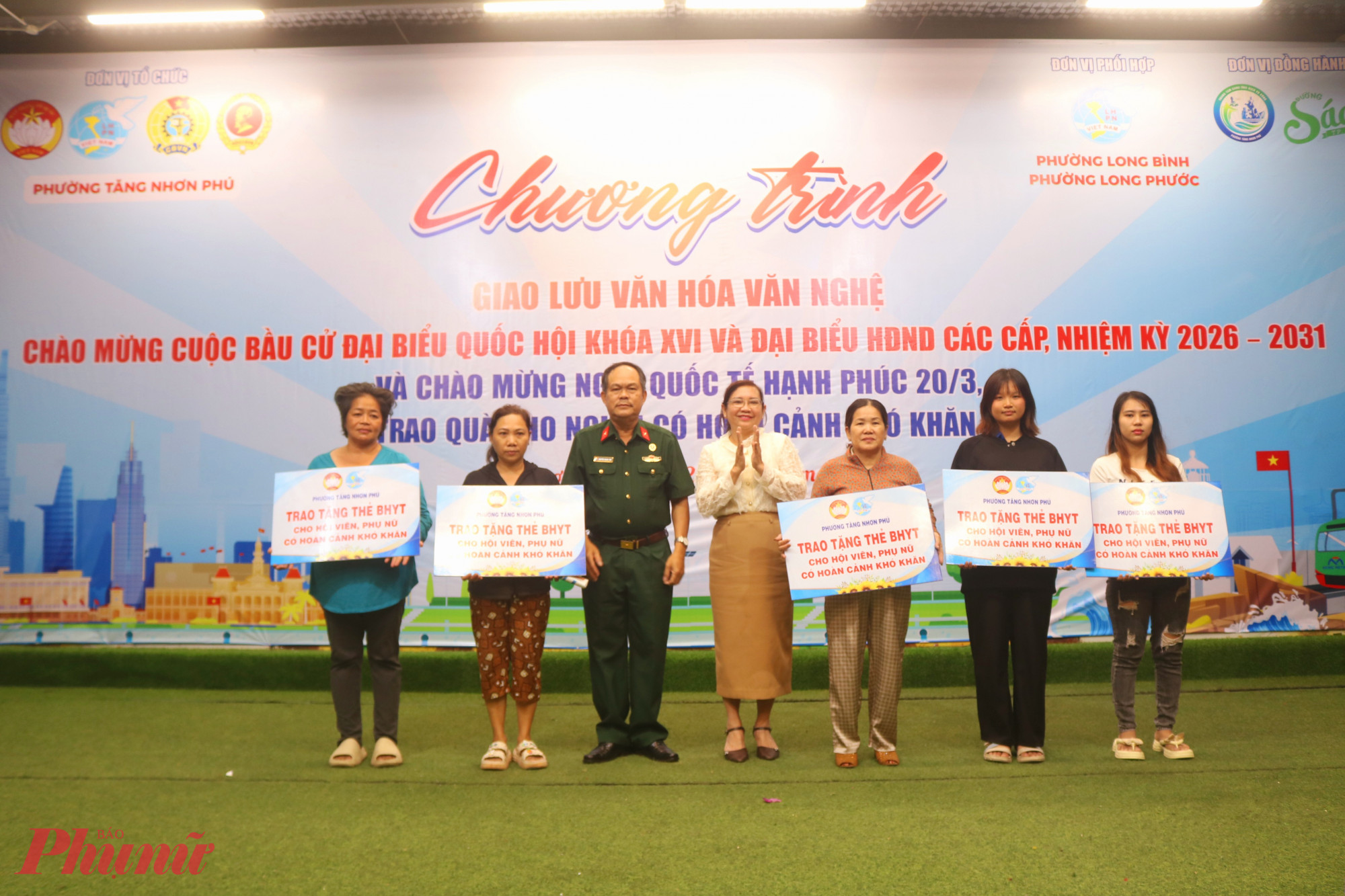 Ban tổ chức trao tượng trưng  việc tặng thẻ bảo hiểm y tế cho các chị - Ảnh: Mẫn Nhi