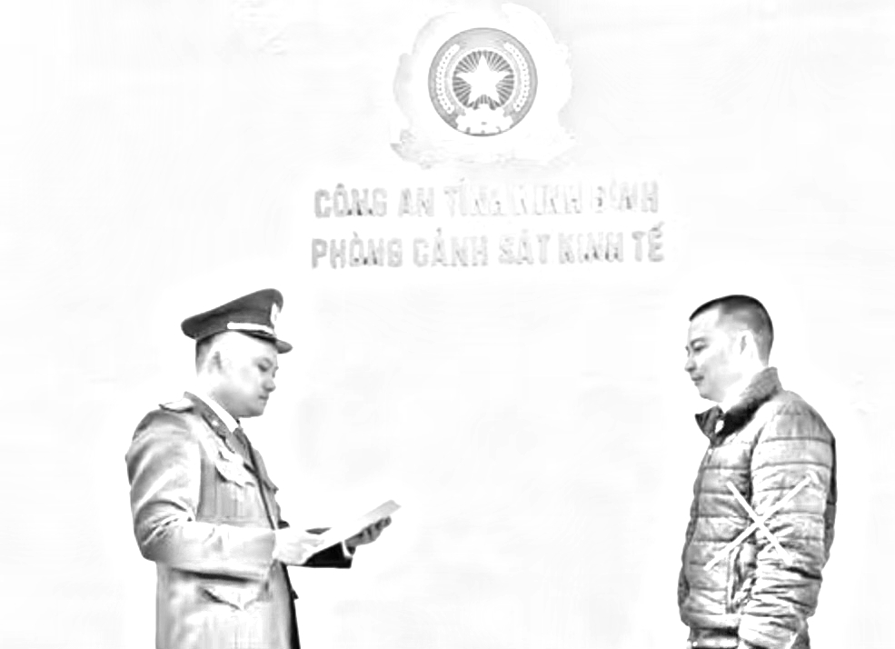 Phòng Cảnh sát kinh tế tống đạt Quyết định khởi tố bị can đối với Trần Văn Khánh - Ảnh: TH