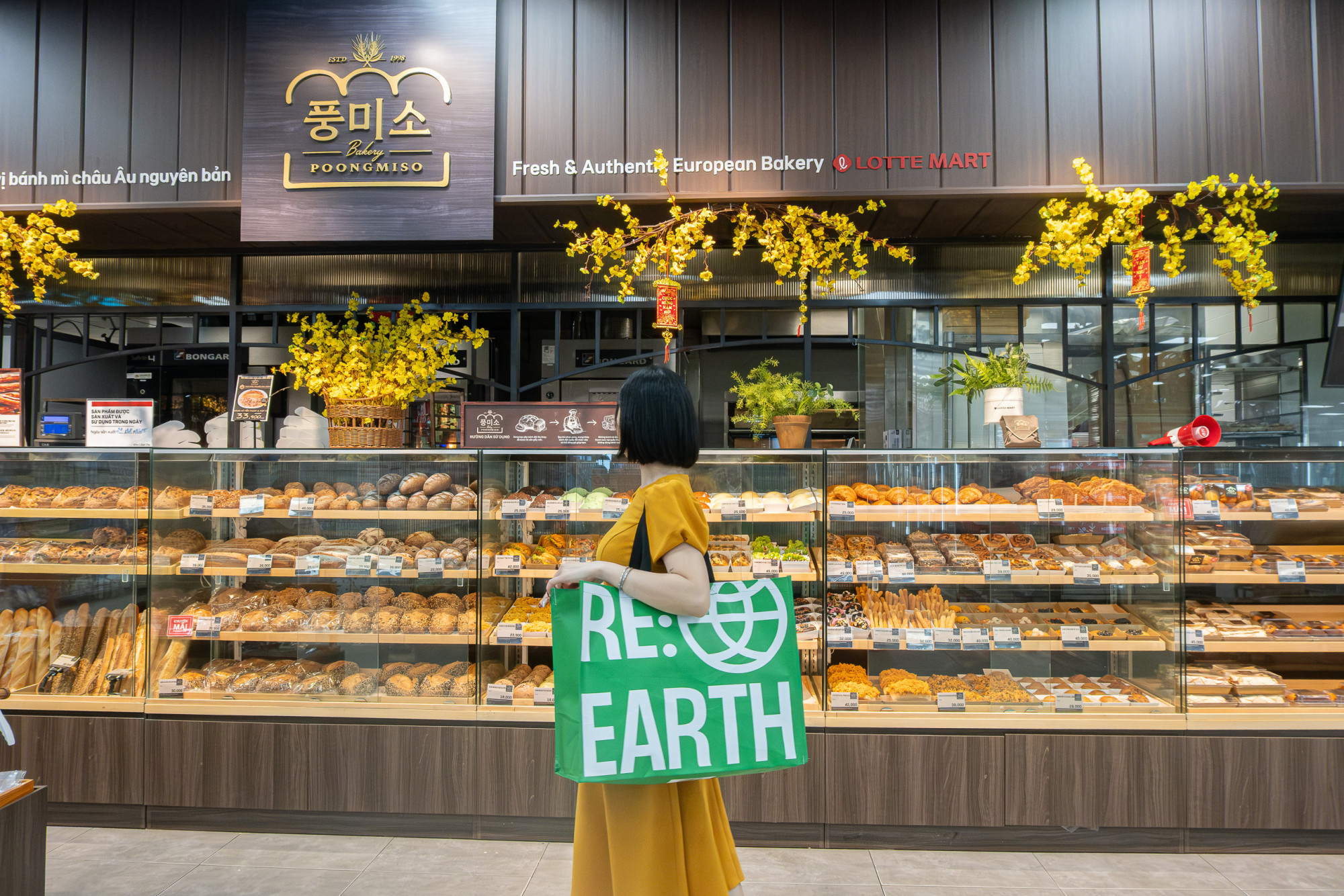 LOTTE MART triển khai nhiều hoạt động khuyến khích khách hàng sử dụng túi môi trường nhằm giảm thiểu túi nilon dùng một lần - Ảnh: LOTTE MART