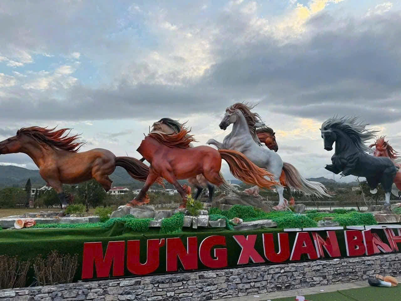 Nhiều linh vật ngựa trong cụm “Mã đáo thành công” ở Lao Bảo bị kẻ xấu phá hoại, mảnh vỡ rơi vãi khắp nơi.