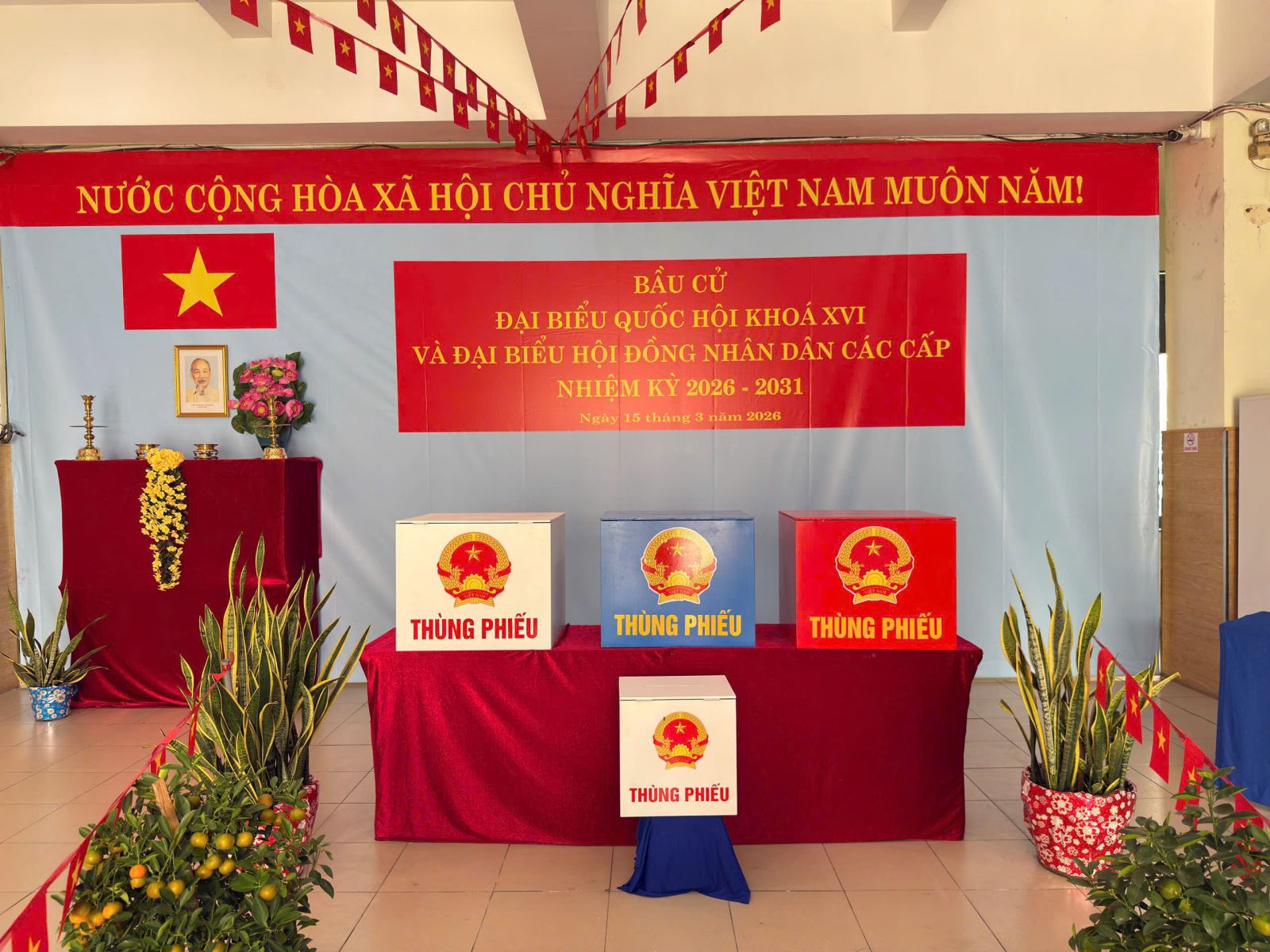 Một khu vực bỏ phiếu ở phường Bình Thạnh (TP Hồ Chí Minh) đã sẵn sàng cho ngày hội non sông vào 15/3. Ảnh: Hoàng Tuyết/Báo Tin tức và Dân tộc