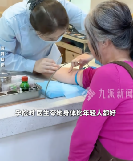 Các bác sĩ đã chỉ ra rằng sức khỏe của cô ấy tốt hơn nhiều người trẻ tuổi và cô ấy tin rằng mình có thể sống đủ lâu để nuôi dạy con mình. Ảnh: Douyin