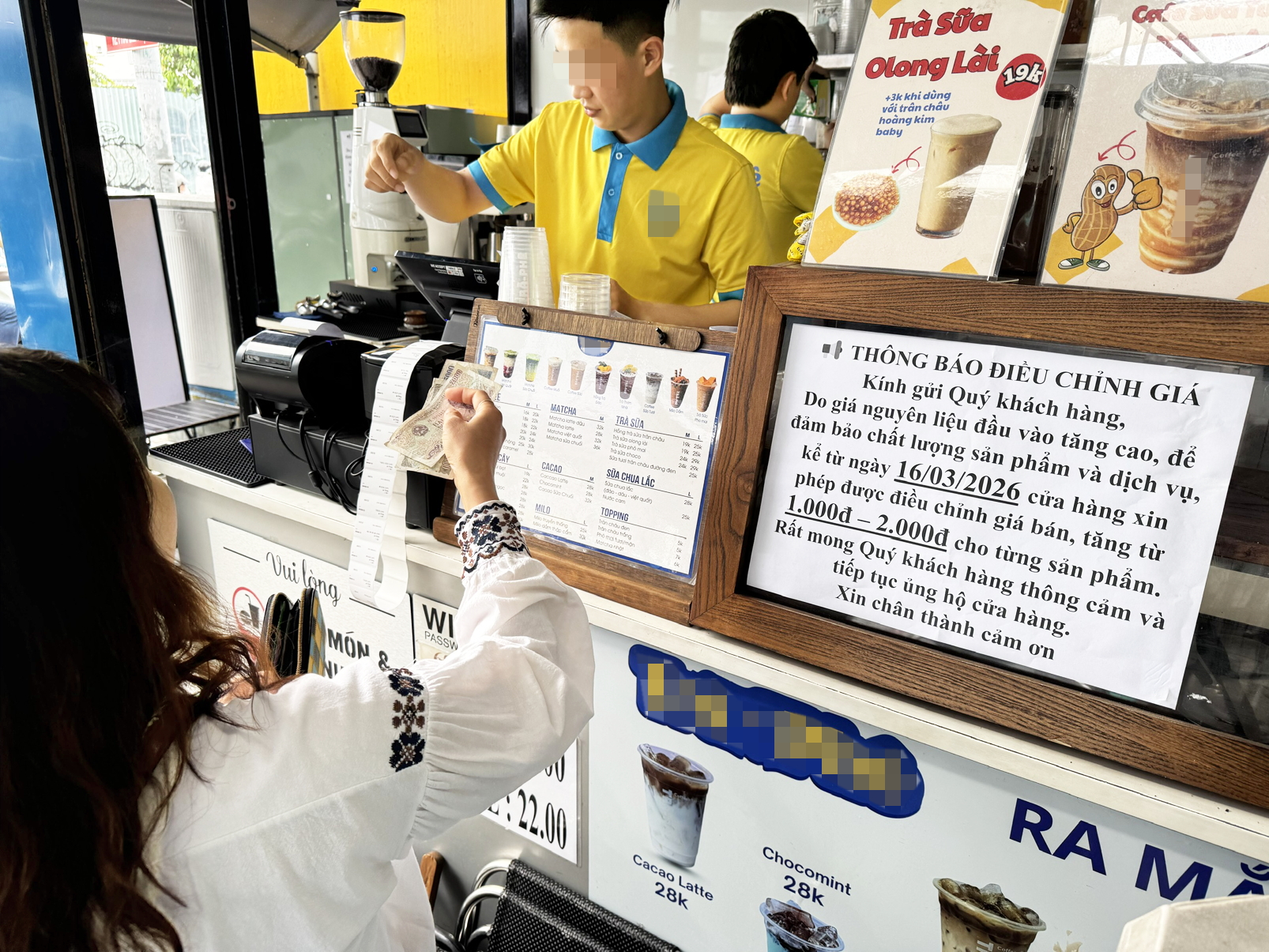 Một quán nước ở phường Bàn Cờ, TPHCM thông báo tăng giá đồ uống - ẢNH: THANH HOA