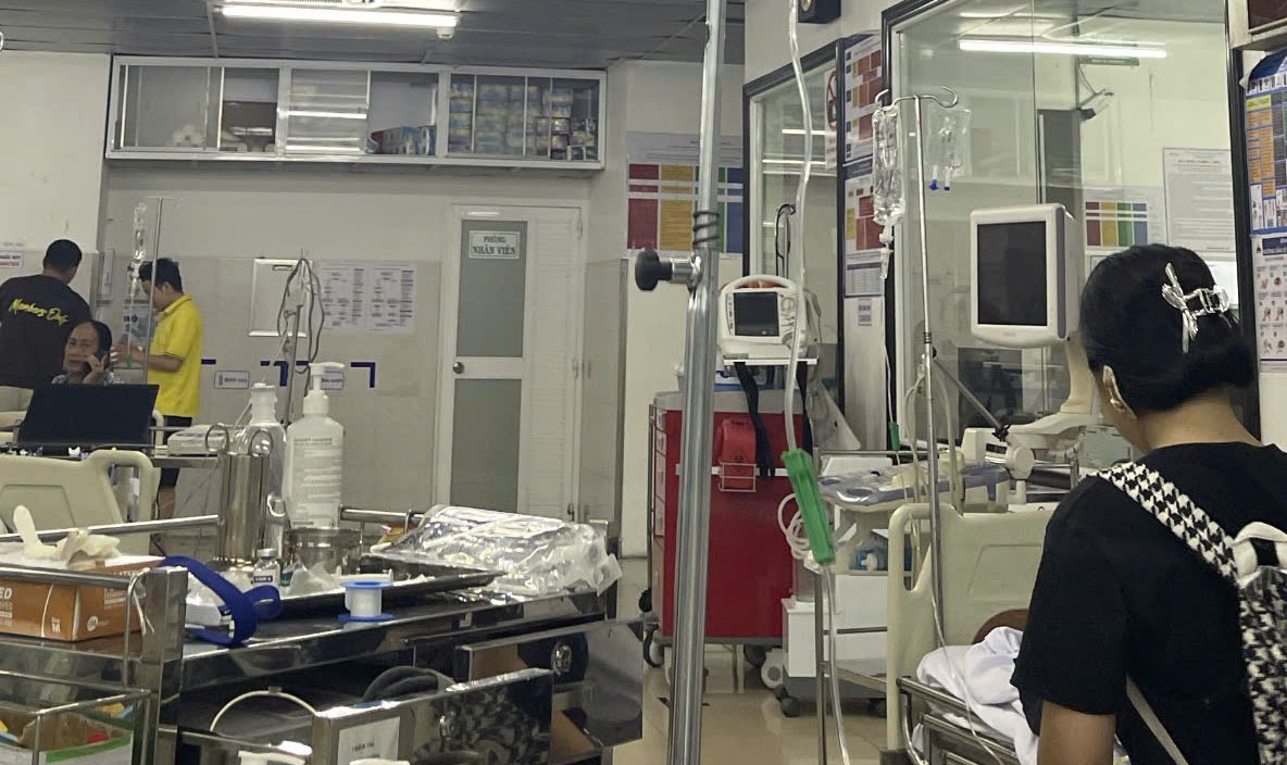 Nhiều người nhập viện ngộ độc thực phẩm nghi do ăn bánh kem - Ảnh CTV