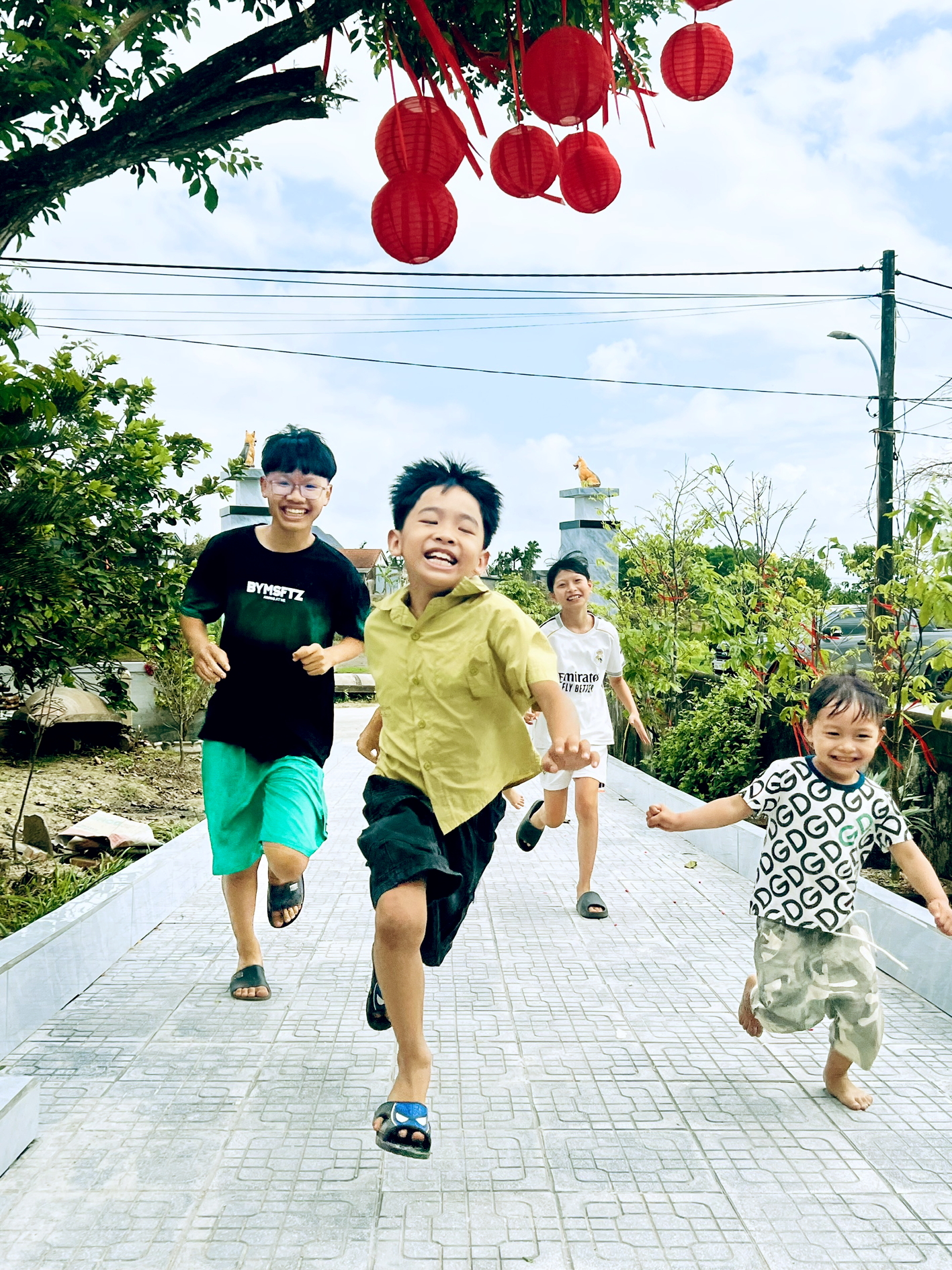 Đàn cháu vui vẻ nô đùa  dưới mái nhà xưa của ông bà