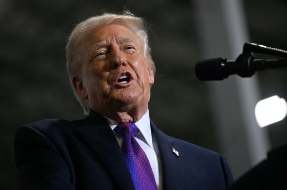 Tổng thống Donald Trump phát biểu tại Verst Logistics ở Hebron, Kentucky, vào thứ Tư. (Hình ảnh Getty)