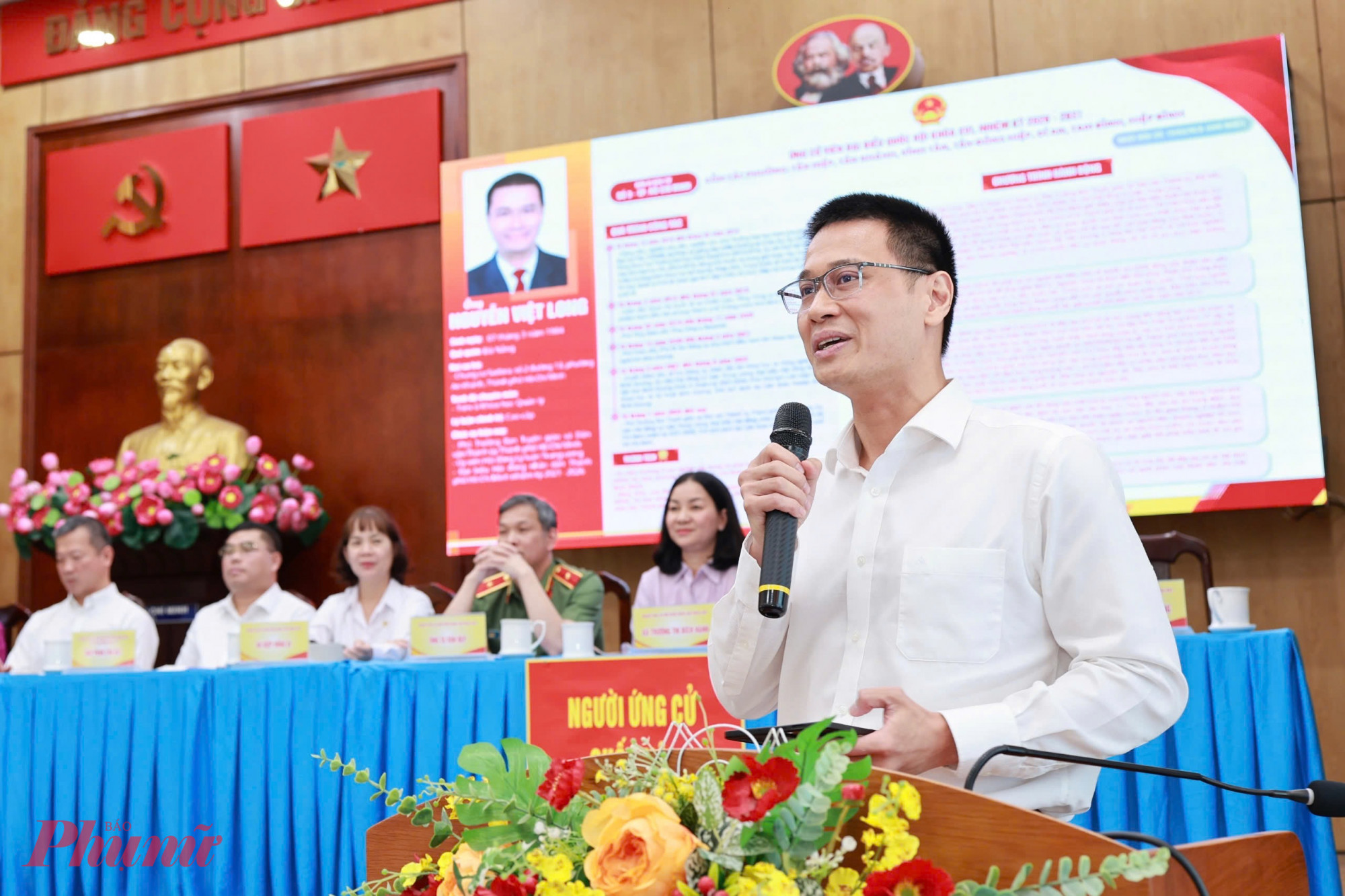 Ông Nguyễn Việt Long – Phó Trưởng ban Tuyên giáo và Dân vận Thành ủy TPHCM – trình bày chương trình hành động tại buổi tiếp xúc cử tri phường Hiệp Bình sáng 12/3 - Ảnh: Thanh Tâm