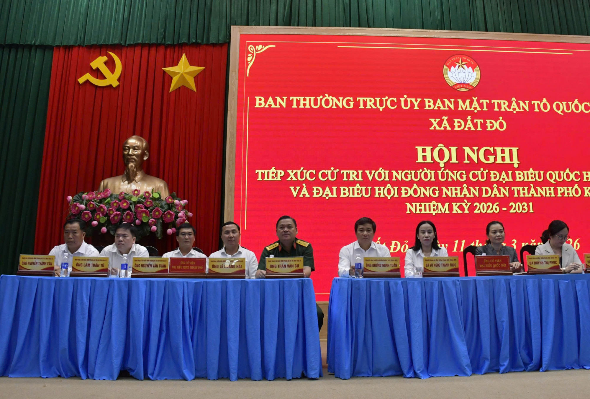 Các ứng cử viên tham gia hội nghị tiếp xúc cử tri tại 