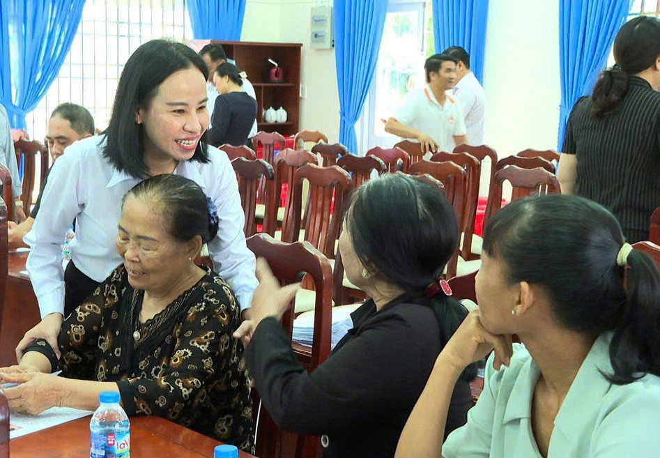 Bà Võ Ngọc Thanh Trúc - Ủy viên Ban Thường vụ Thành ủy, Phó chủ tịch Ủy ban MTTQ Việt Nam TPHCM, Chủ tịch Hội LHPN TPHCM - gặp gỡ hội viên phụ nữ tại xã Long Hải - Ảnh: T.T