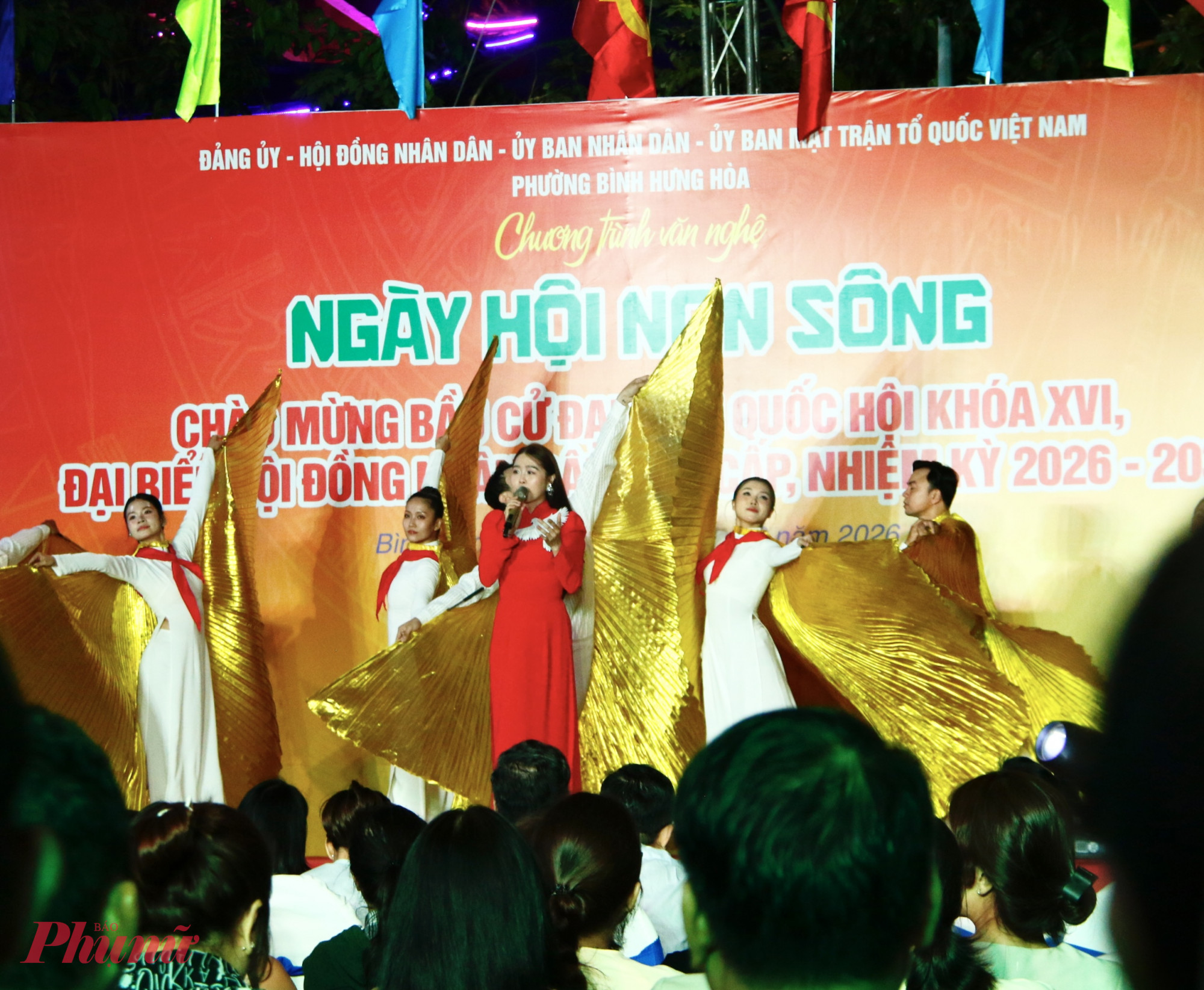 Thông qua các tiết mục văn nghệ nhằm cổ vũ, động viên Nhân dân thực hiện tốt chủ trương, đường lối của Đảng, chính sách, pháp luật Nhà nước, nhất là các quy định liên quan đến công tác bầu cử