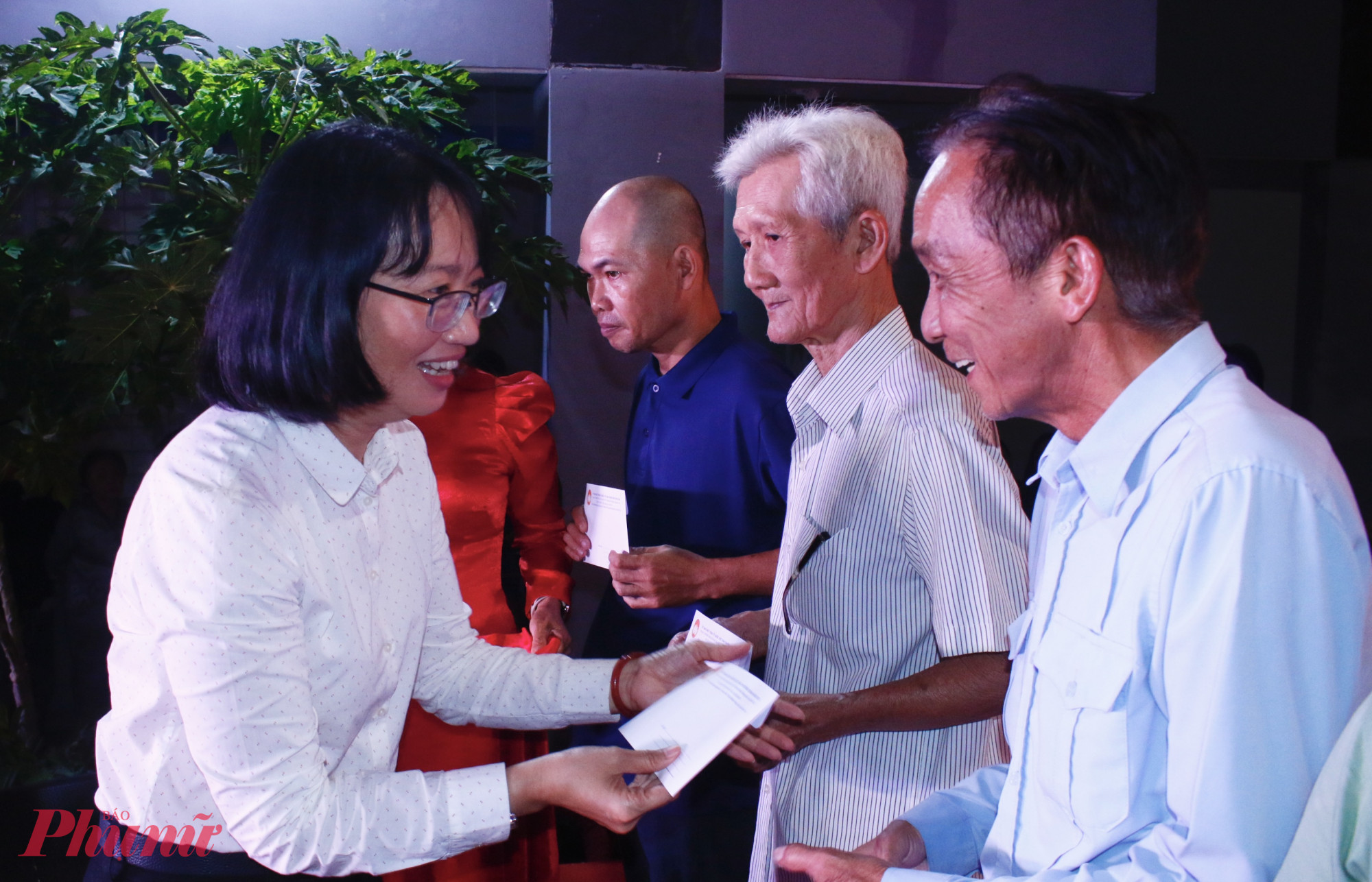 Bà Trần Thị Diệu Thúy - Thành ủy viên, Phó chủ tịch UBND TPHCM trao quà đến các hộ dân khó khăn