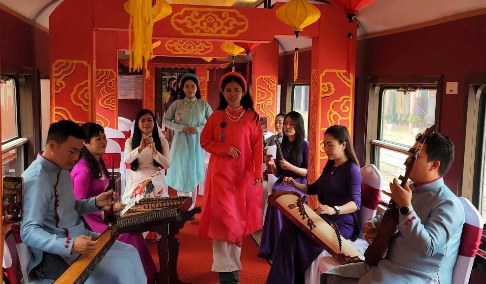 Du khách có dịp thưởng thức nhã nhạc cung đình Huế khi đi Tàu “Kết nối di sản miền Trung” 