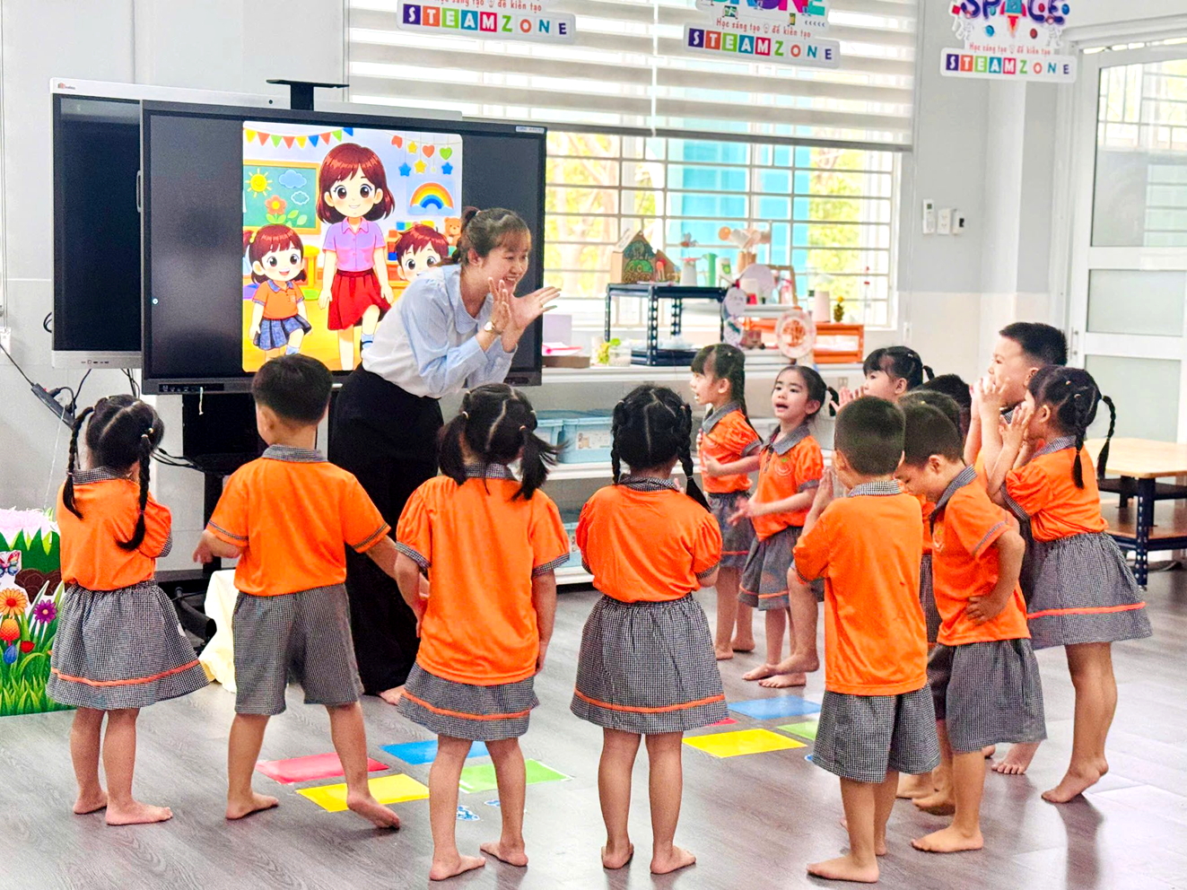 Giáo viên lớp chồi Trường mầm non Tân Phong hướng dẫn trẻ tìm hiểu khoa học thông qua hiện tượng hòa tan