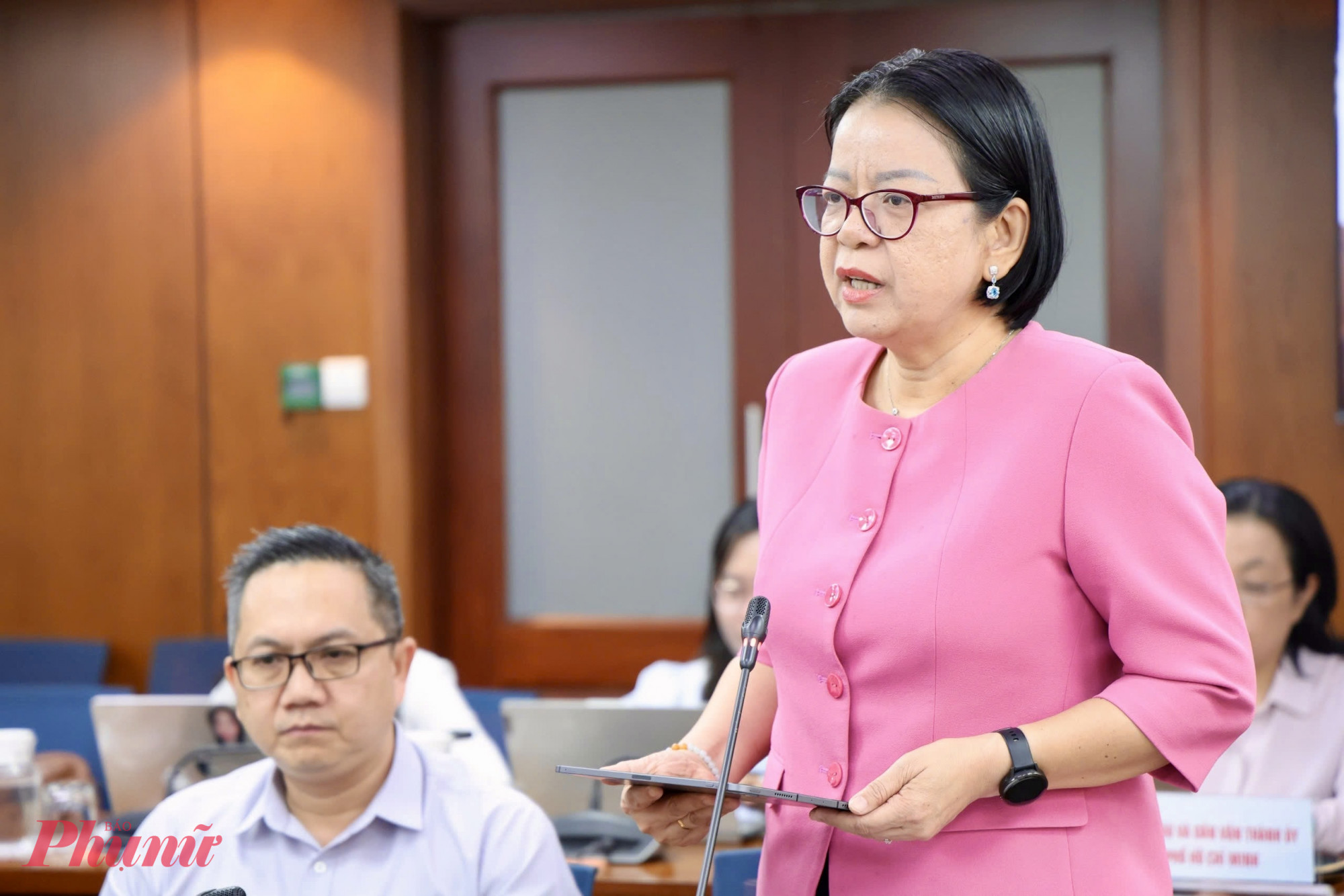 Bà Võ Thị Trung Trinh - Giám đốc Trung tâm Chuyển đổi số TPHCM thông tin tại buổi họp báo - Ảnh: Thanh Tâm