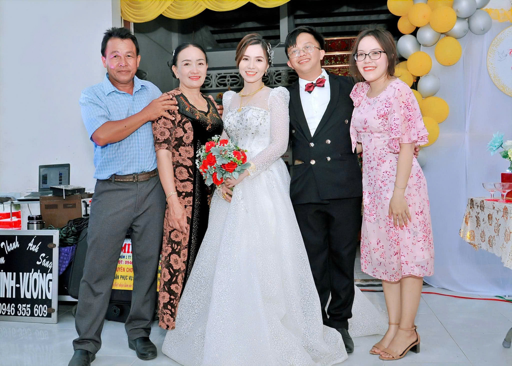 Cha mẹ tôi trong đám cưới của anh chị hai 