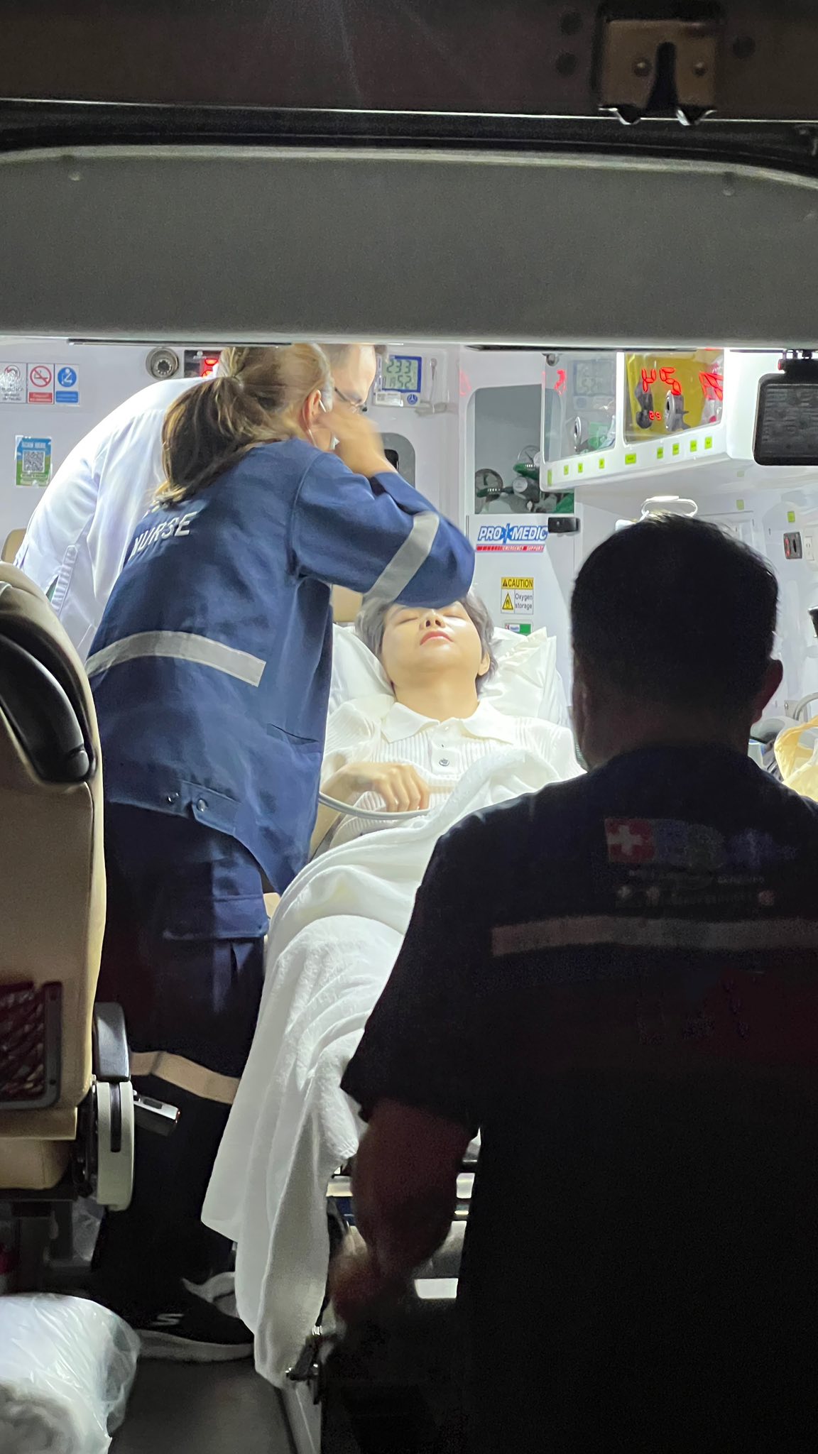 Vũ Cát Tường được đưa đi cấp cứu, nhập viện