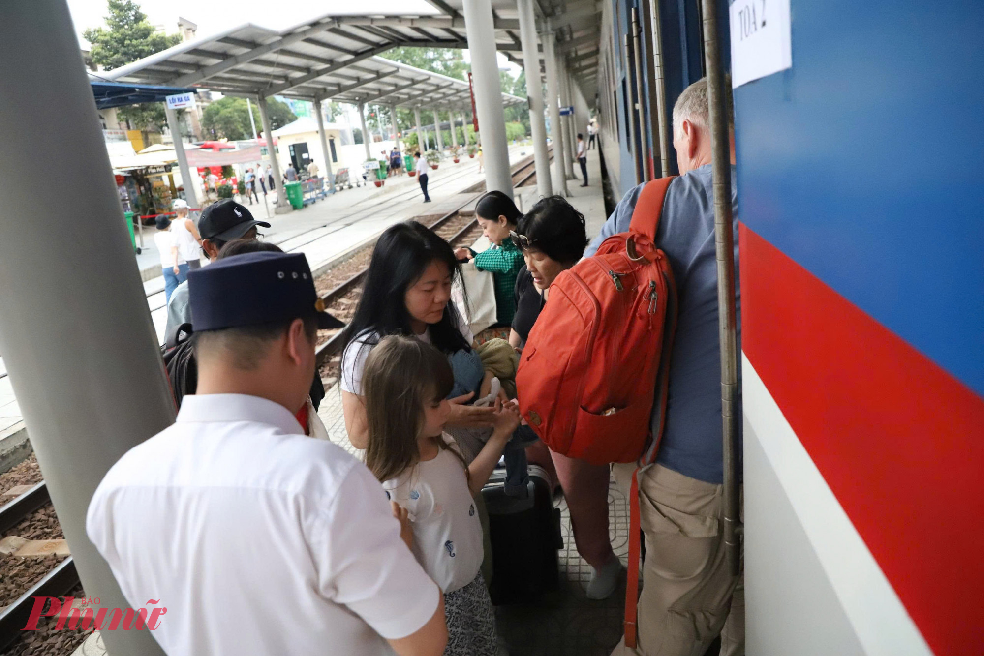 Khách đi tàu tại ga Dĩ An, TPHCM - Ảnh: Nguyễn Văn